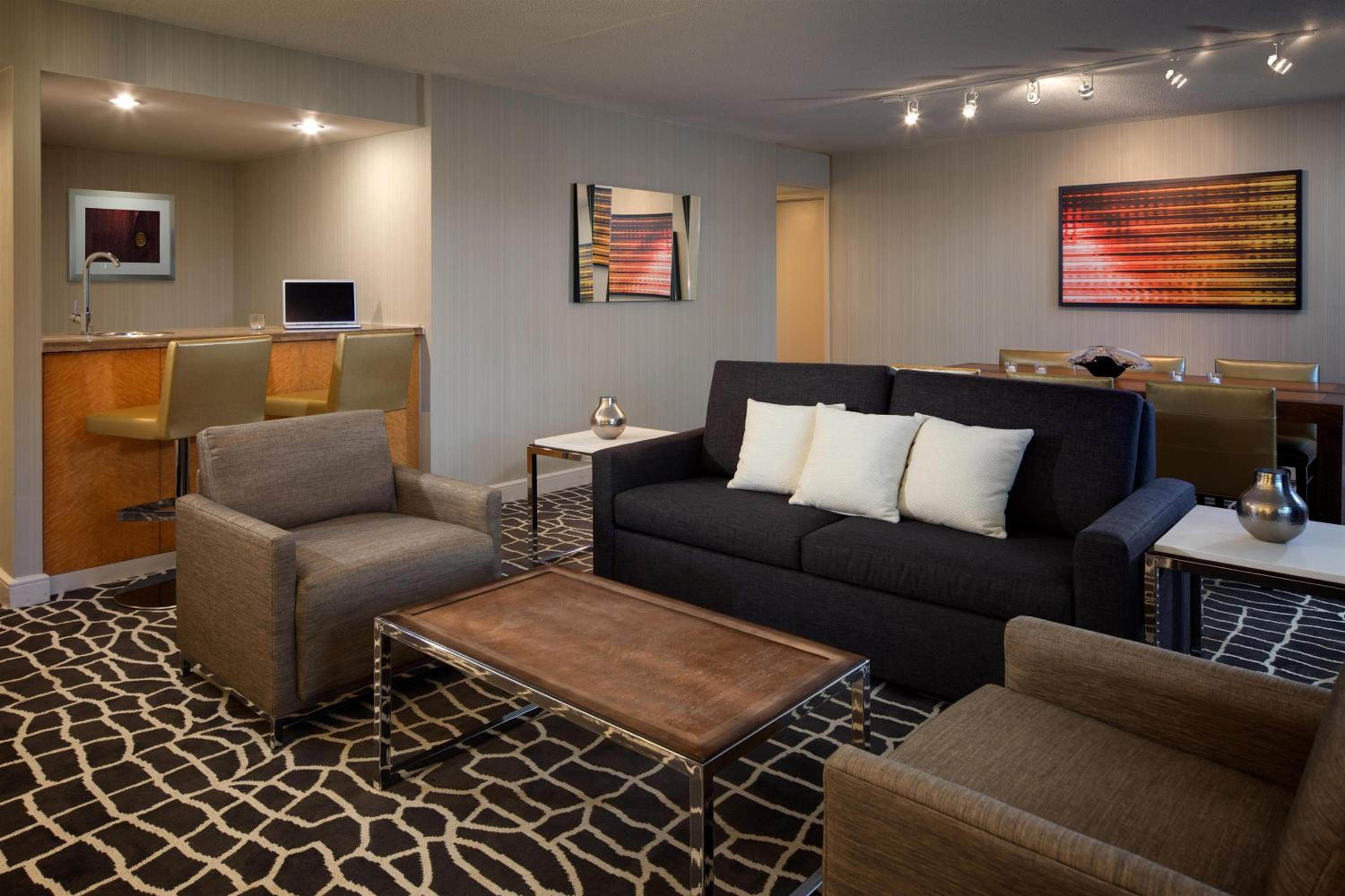 Suite - Photo 8