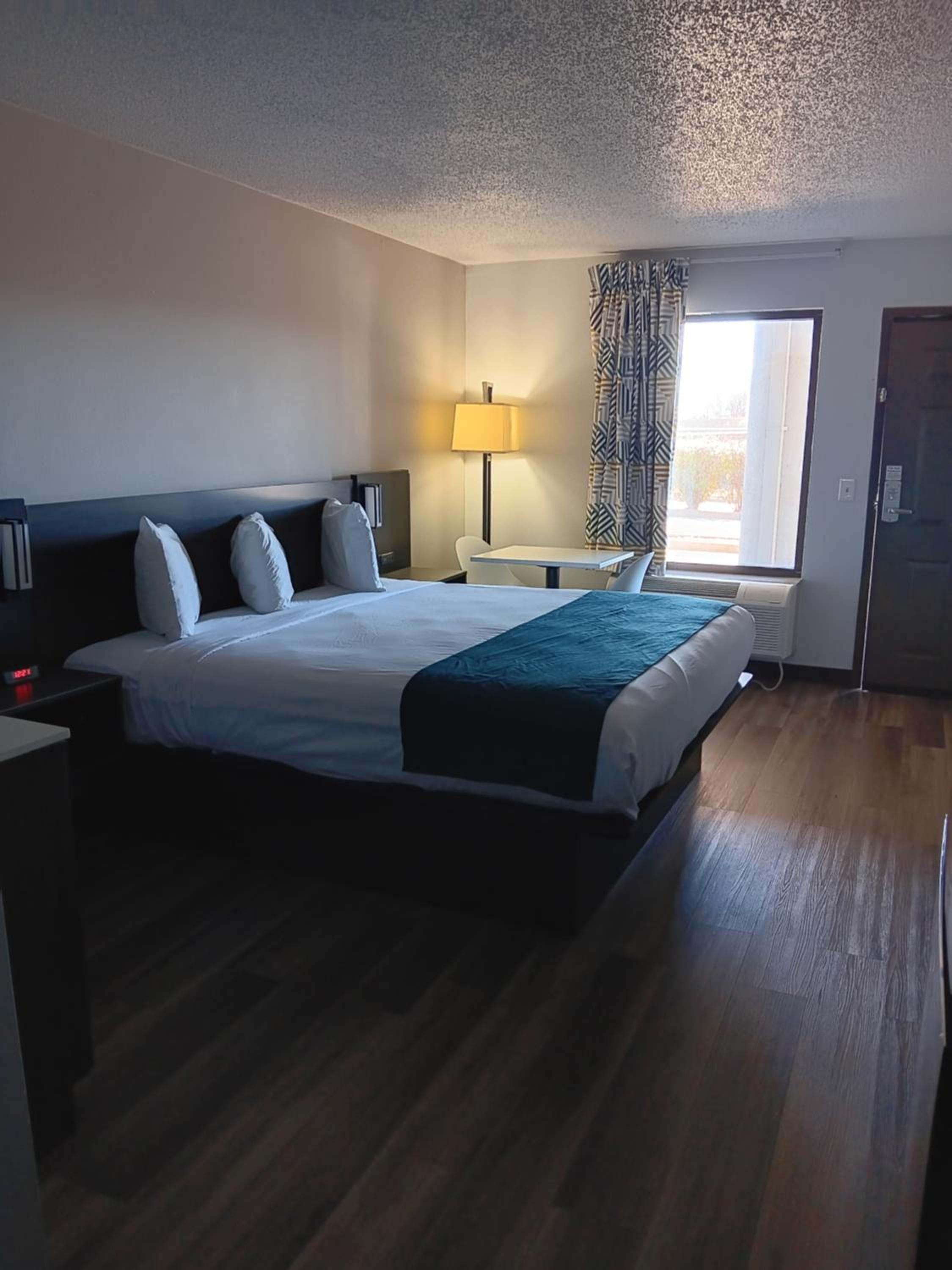 King Room - Disability Access - Non-Smoking - Photo 5