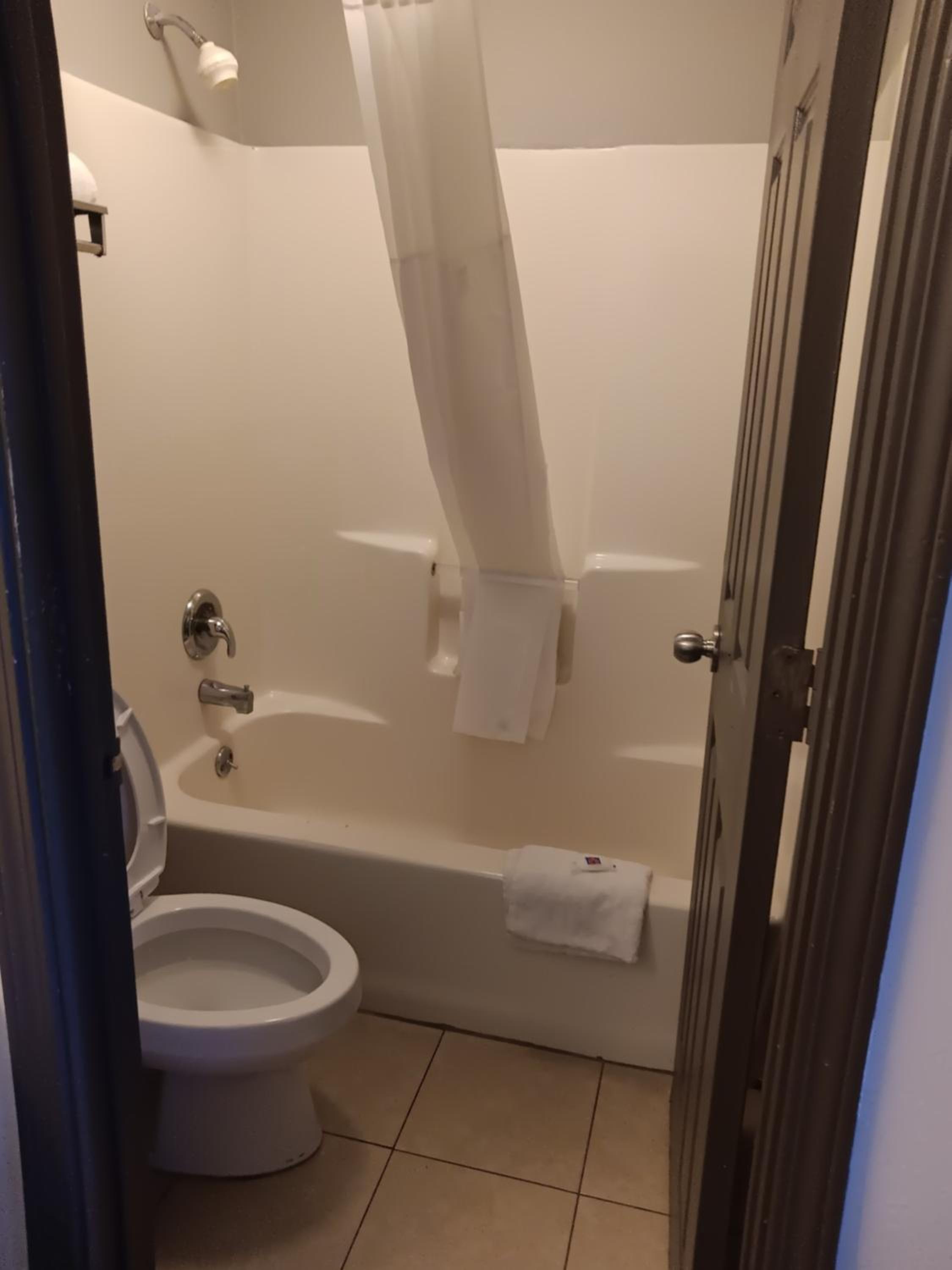 King Room - Disability Access - Non-Smoking - Photo 6