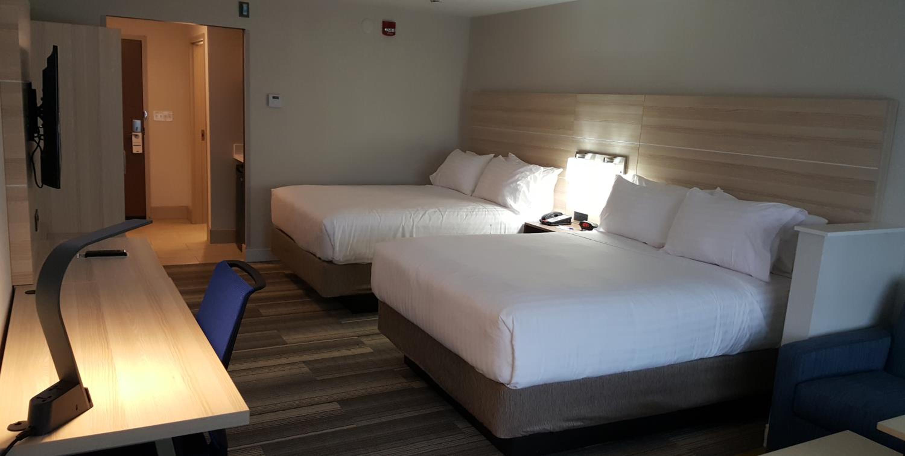 Queen Suite with Two Queen Beds photo 2