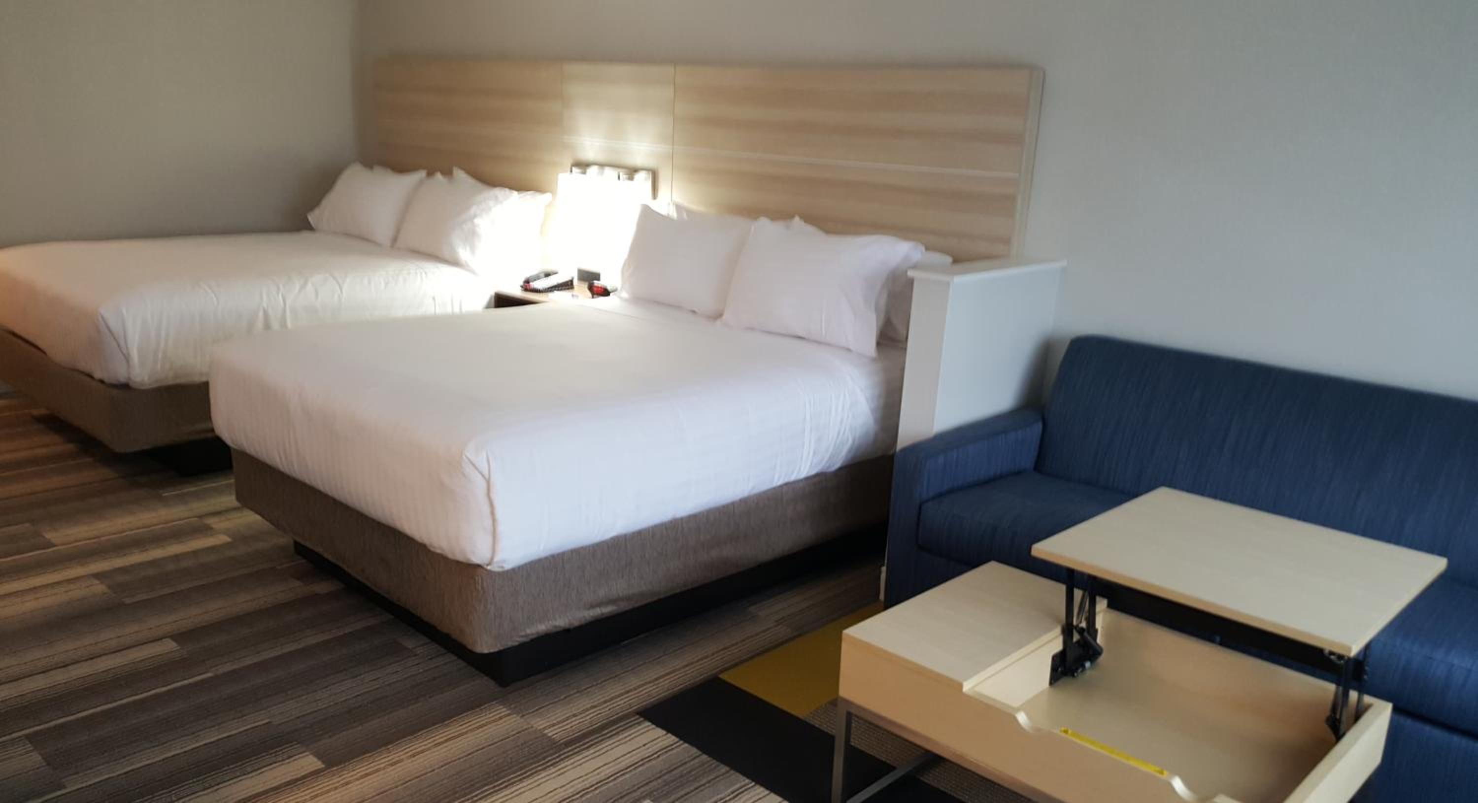 Queen Suite with Two Queen Beds photo 1