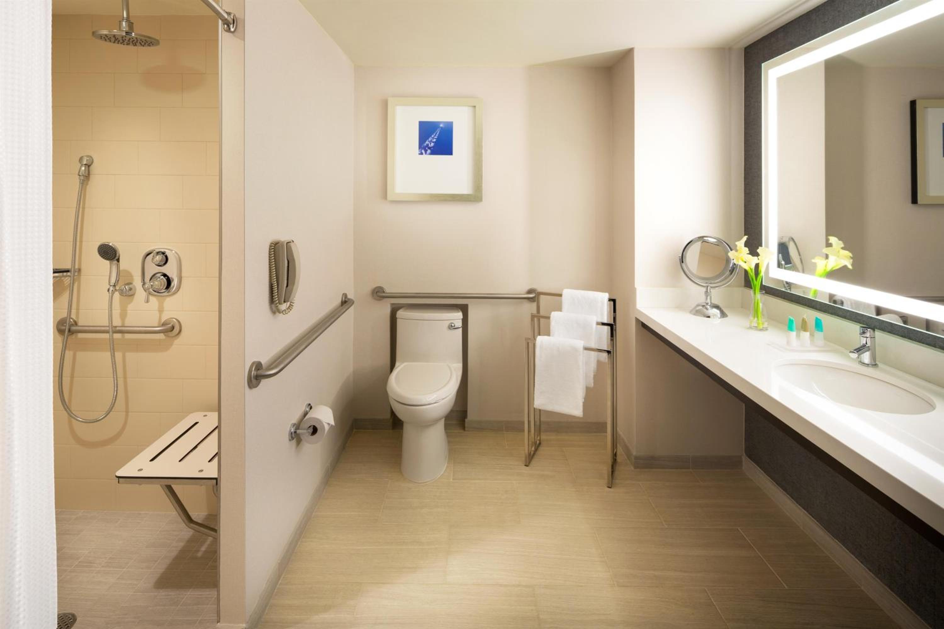Queen Room with Roll-in Shower - Photo 3