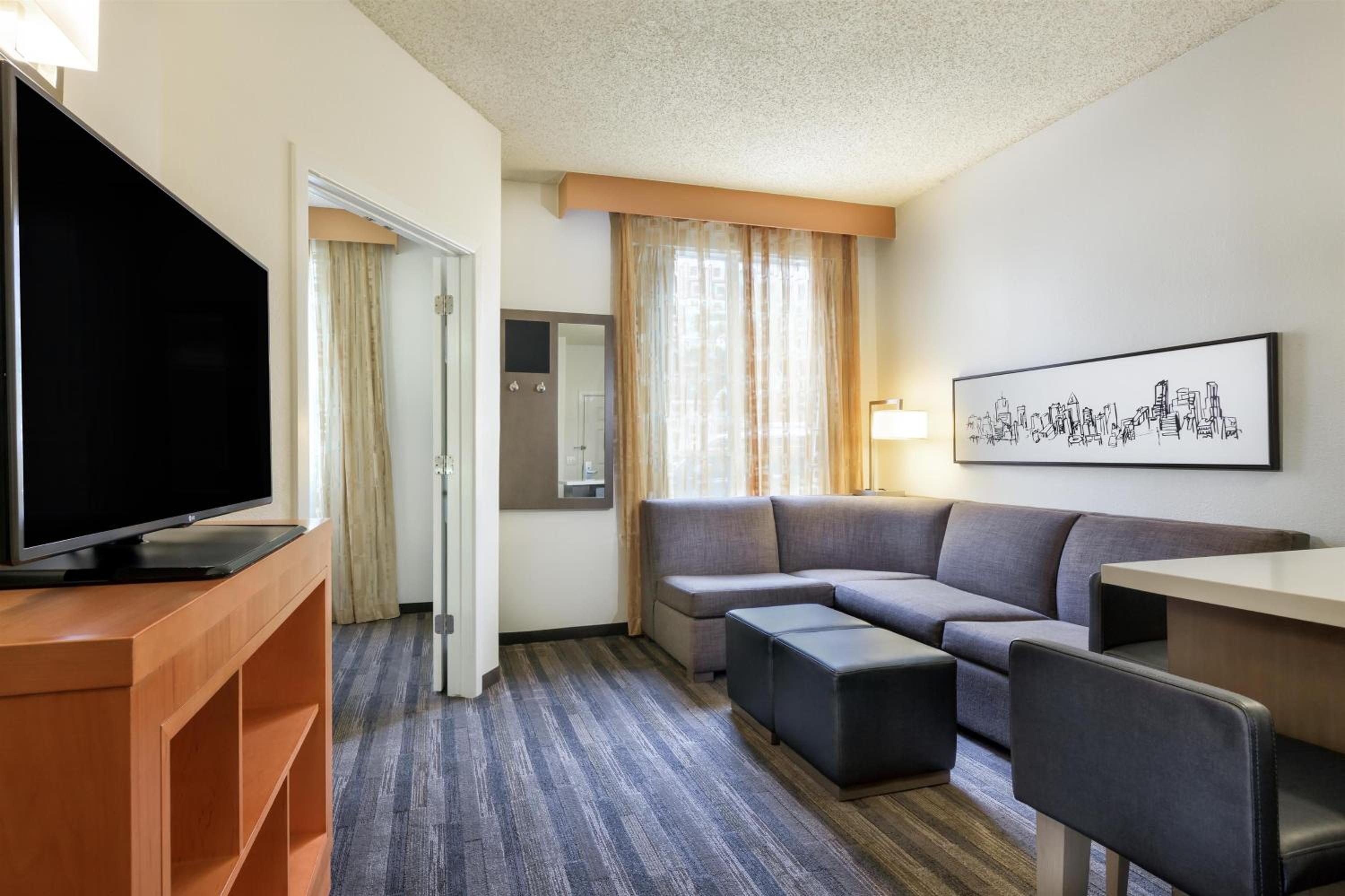 One-Bedroom King Suite - Photo 4