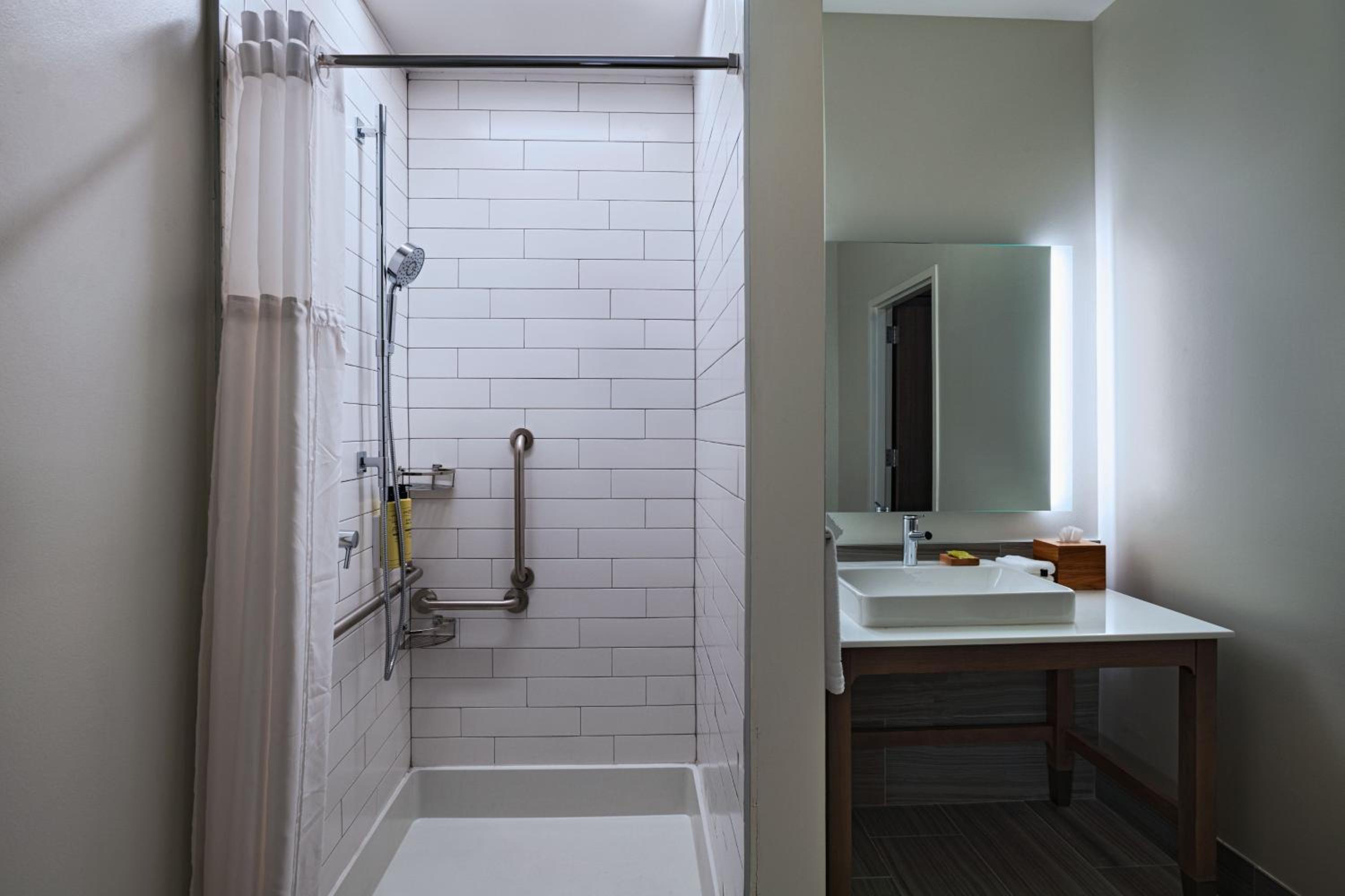 One-Bedroom King Suite with Sofa Bed and Roll-in Shower - Mobility Accessible - Photo 5