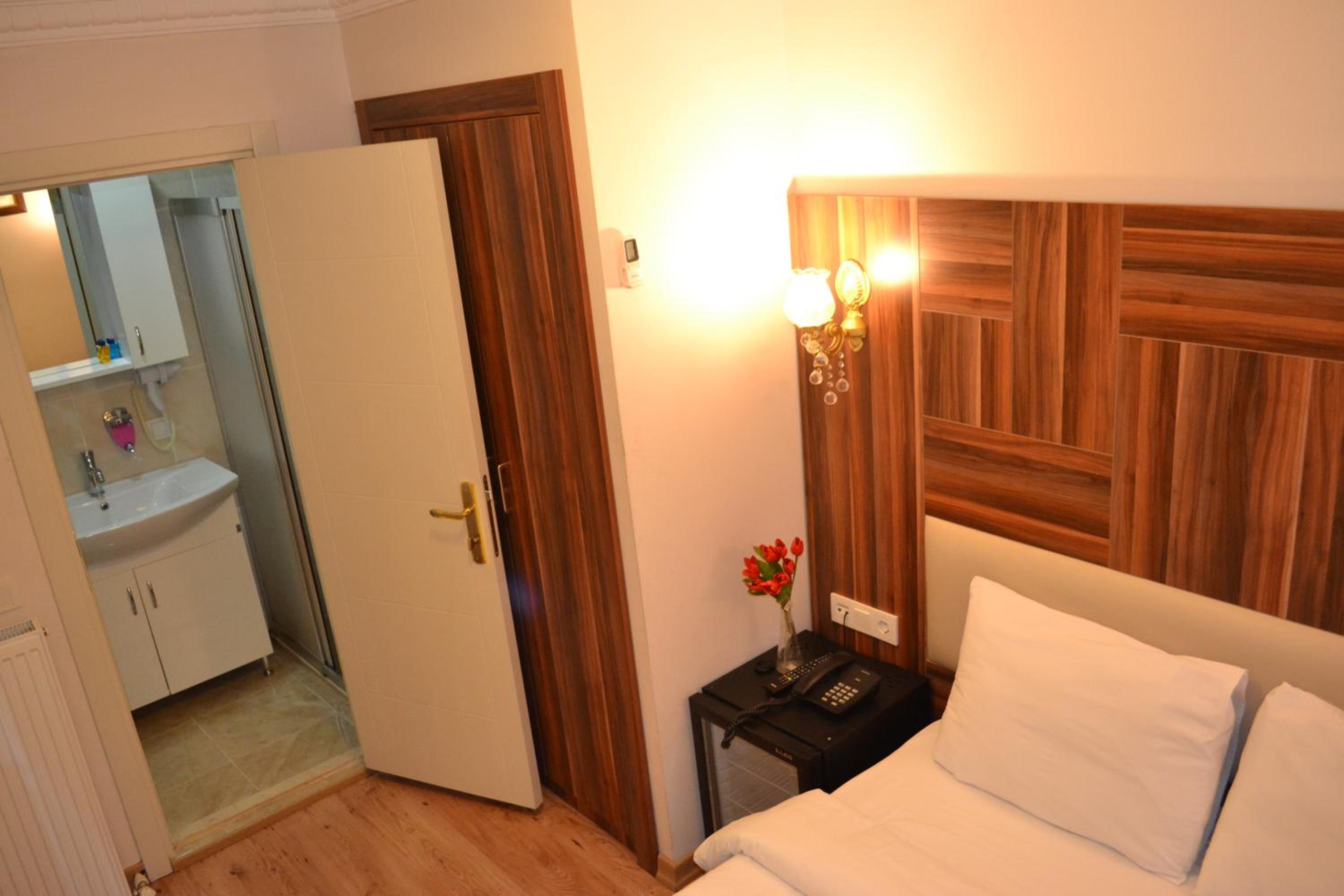 Budget Single Room photo 2