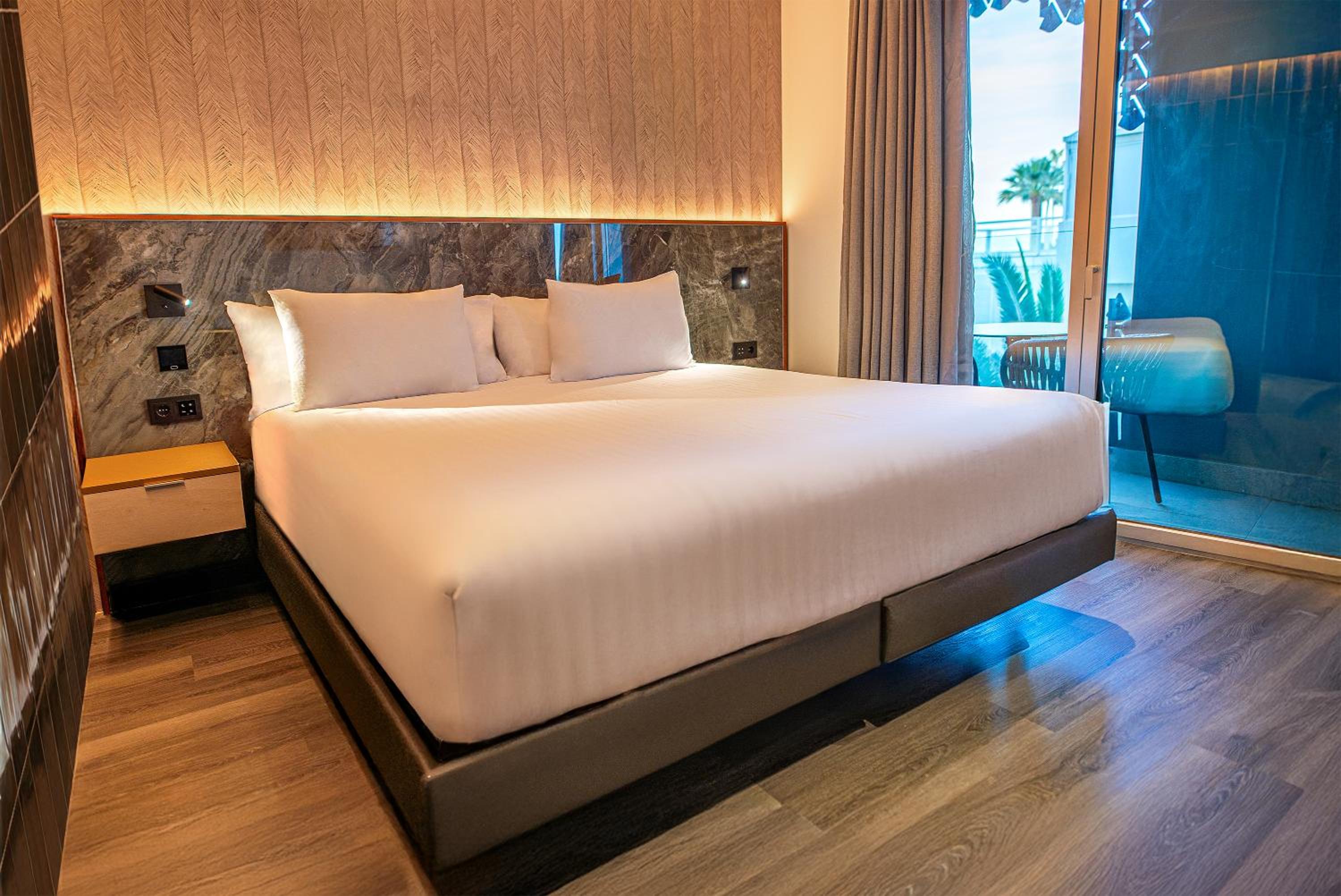 Deluxe Room with Side Sea View - Photo 1
