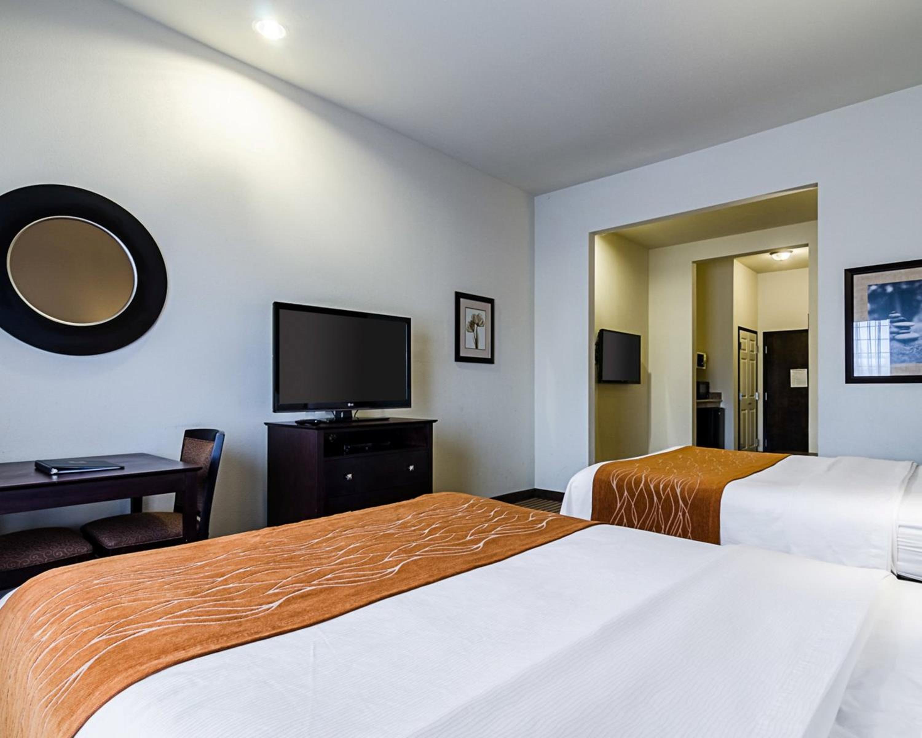 Queen Room with Two Queen Beds - Non-Smoking - Photo 4