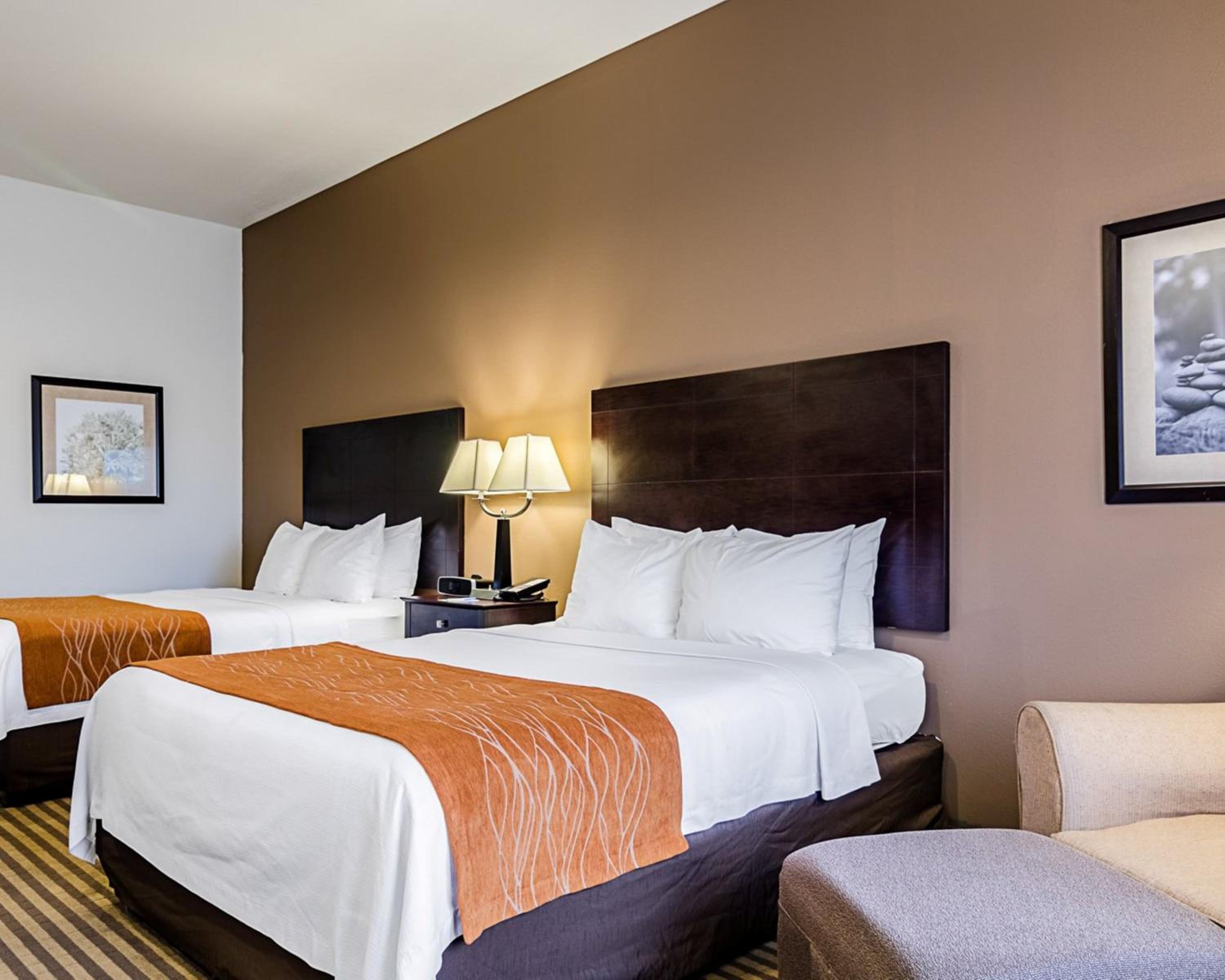 Queen Room with Two Queen Beds - Non-Smoking - Photo 3