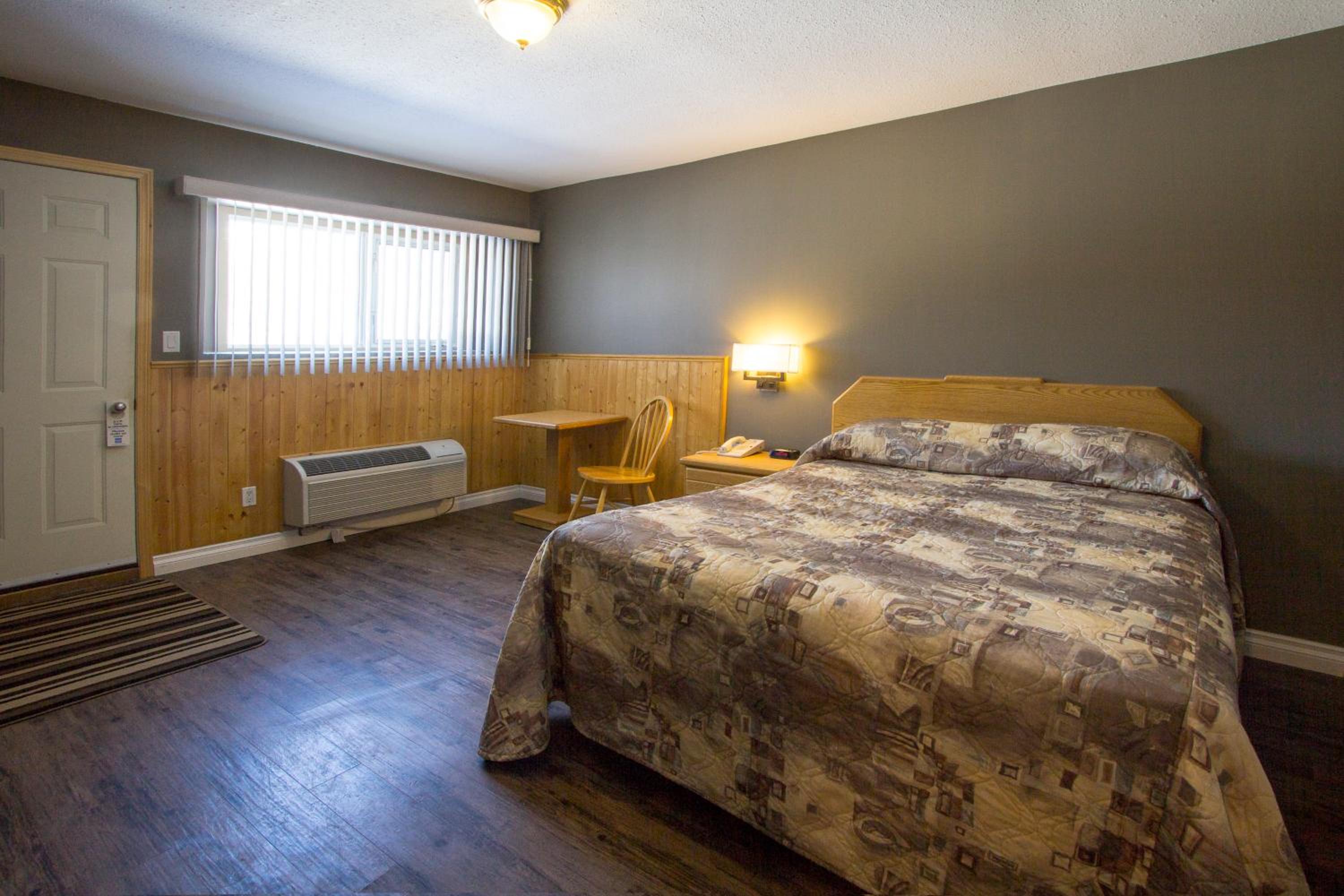 Queen Room with Sofa Bed photo 1