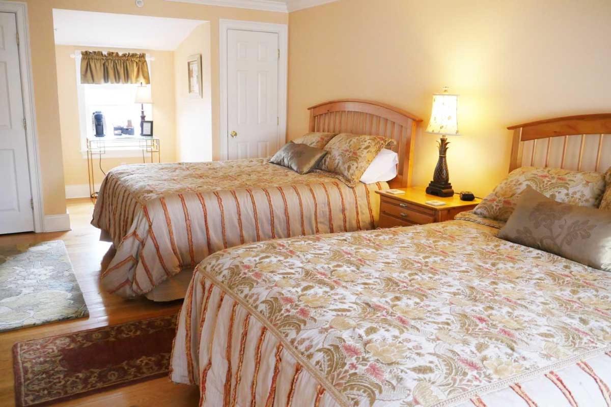 Queen Room with Two Queen Beds - 6 photo 3