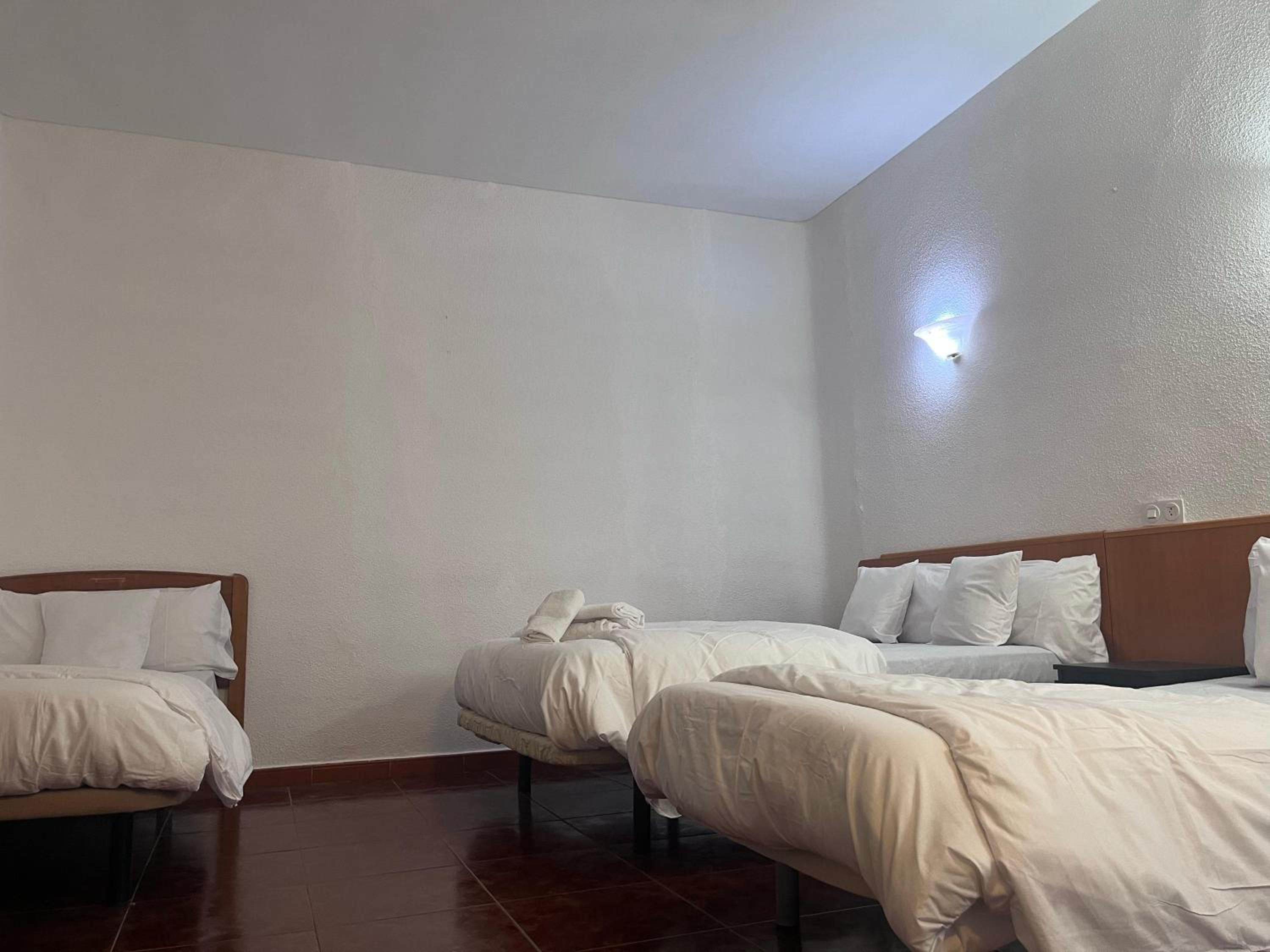 Quadruple Room with Shared Bathroom photo 2
