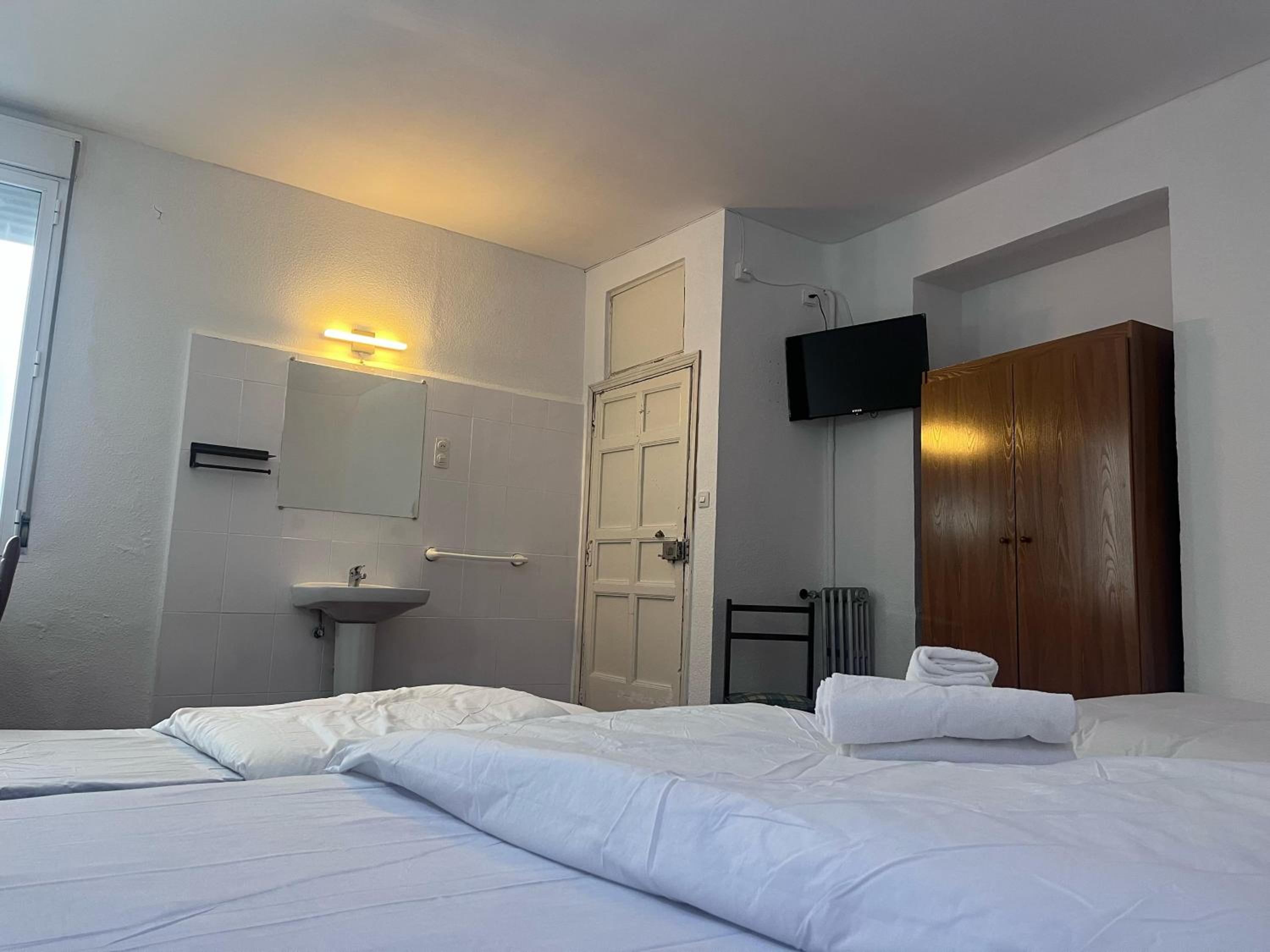 Quadruple Room with Shared Bathroom photo 3