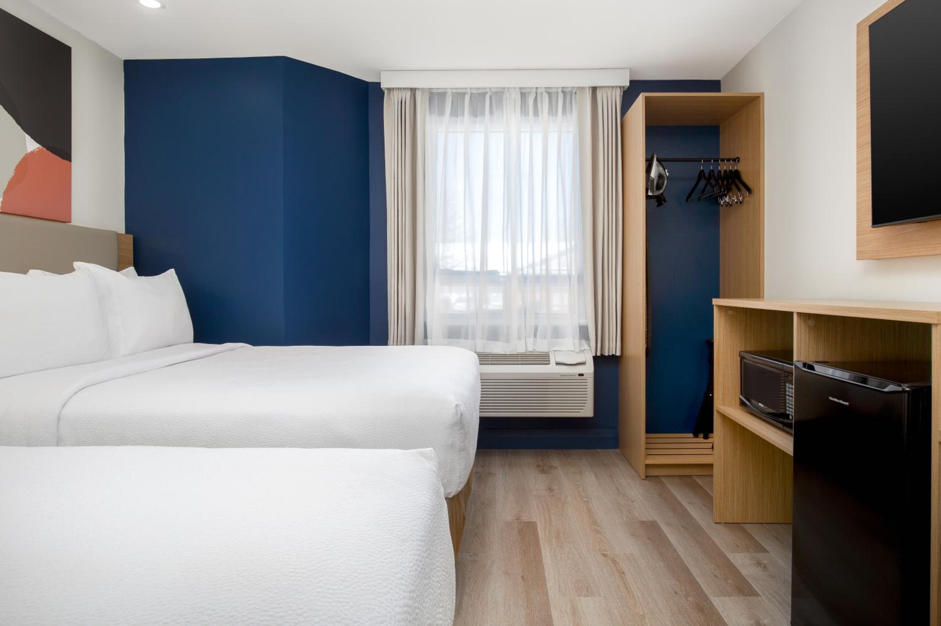 Double Room with Two Double Beds - Photo 10