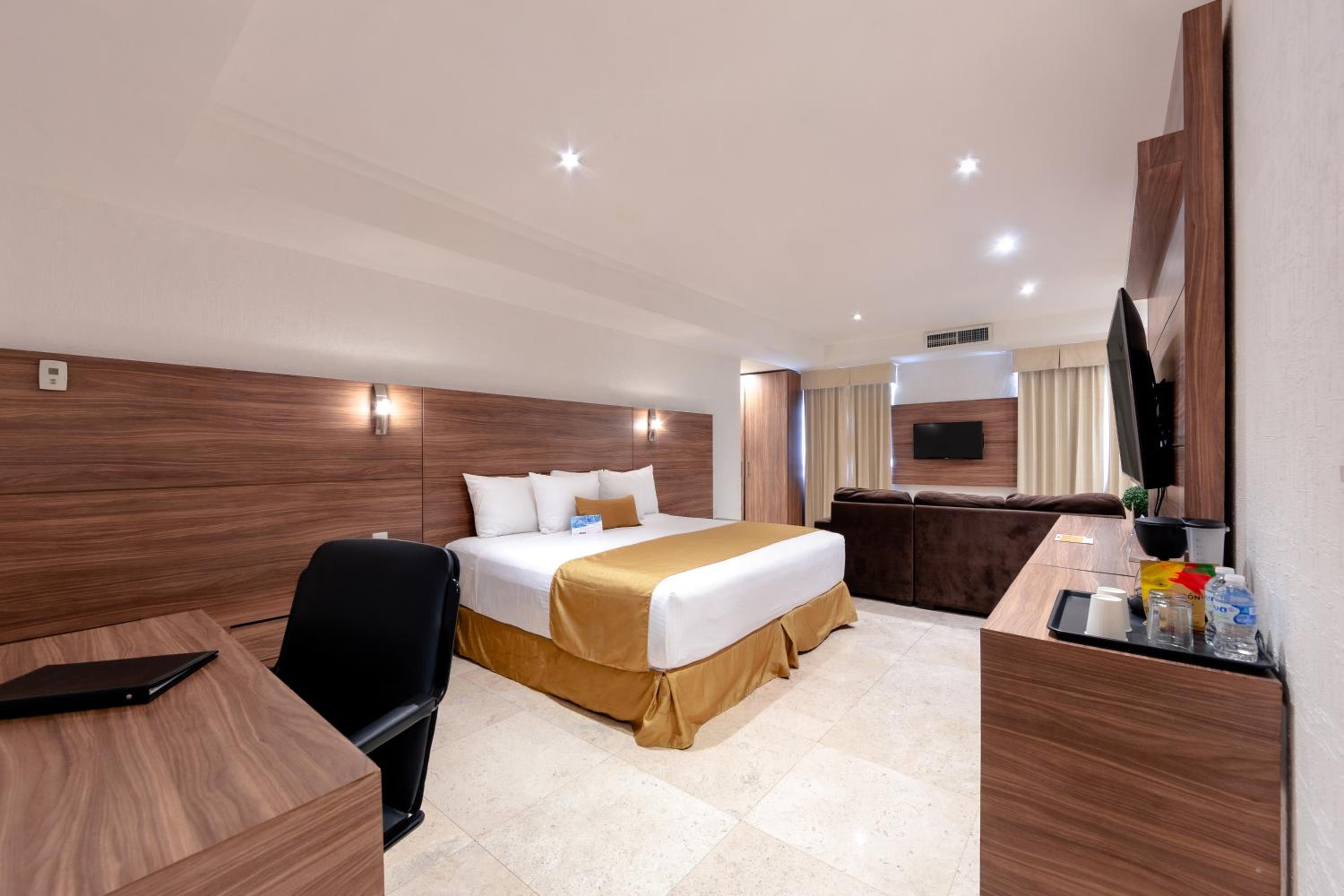 King Suite - Non-Smoking - Photo 10