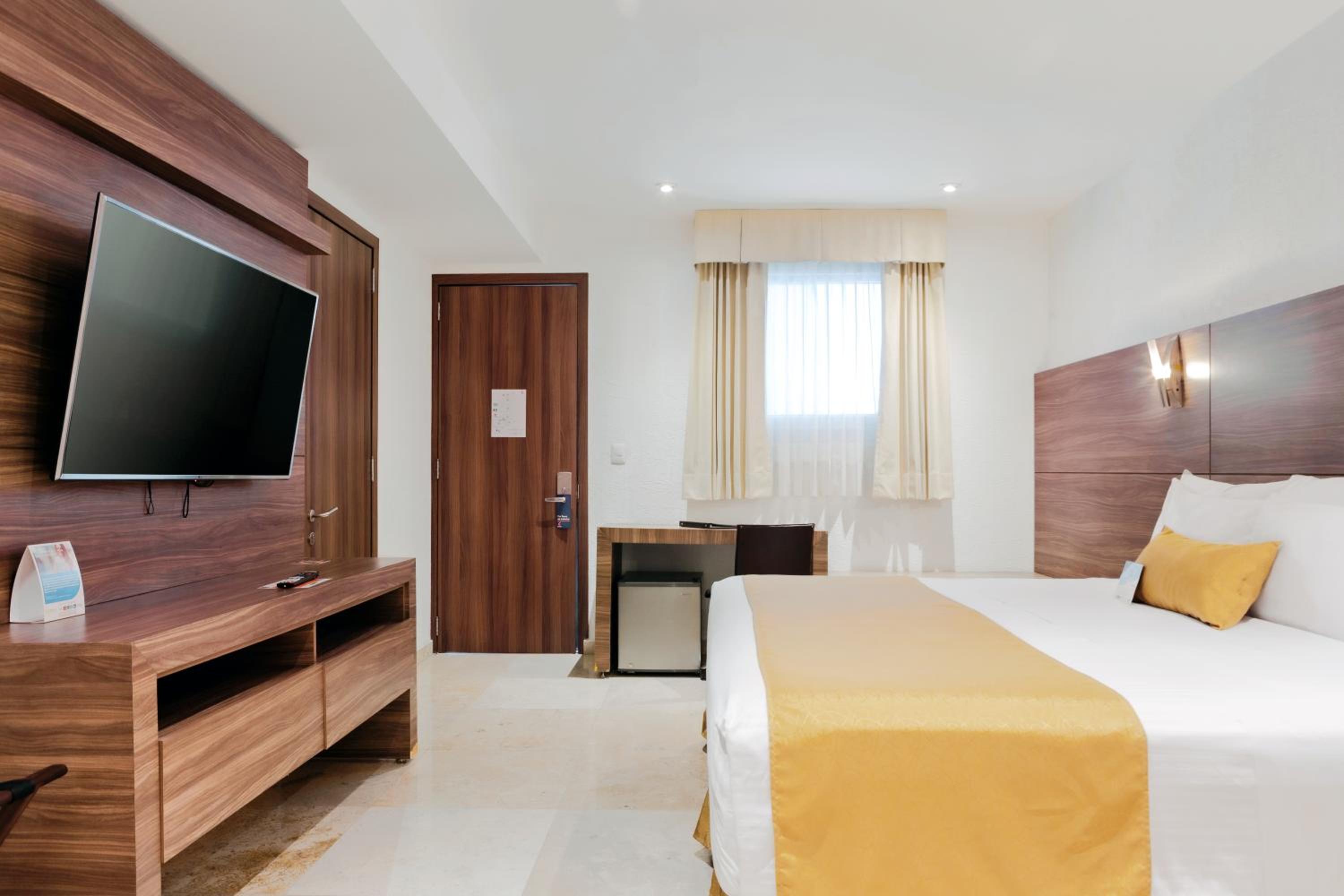 King Suite - Non-Smoking - Photo 6