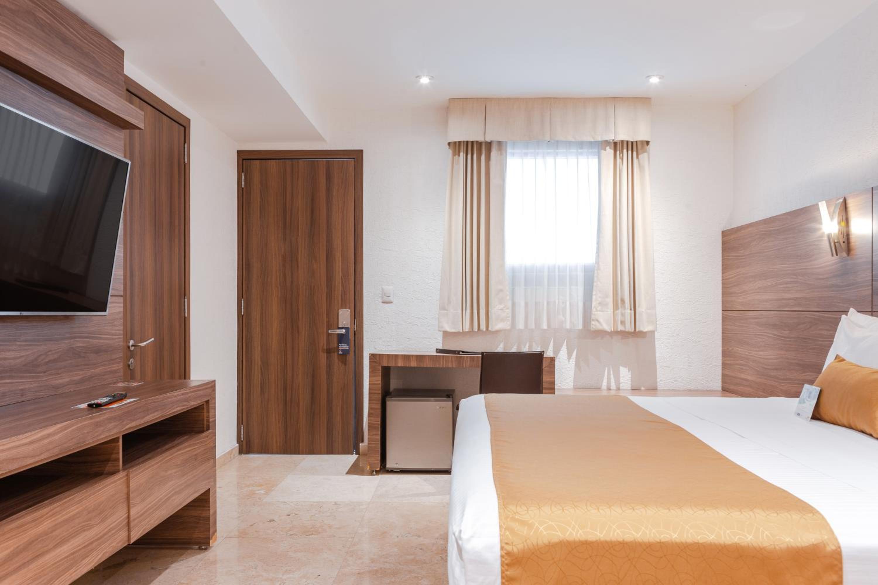 King Suite - Non-Smoking - Photo 8