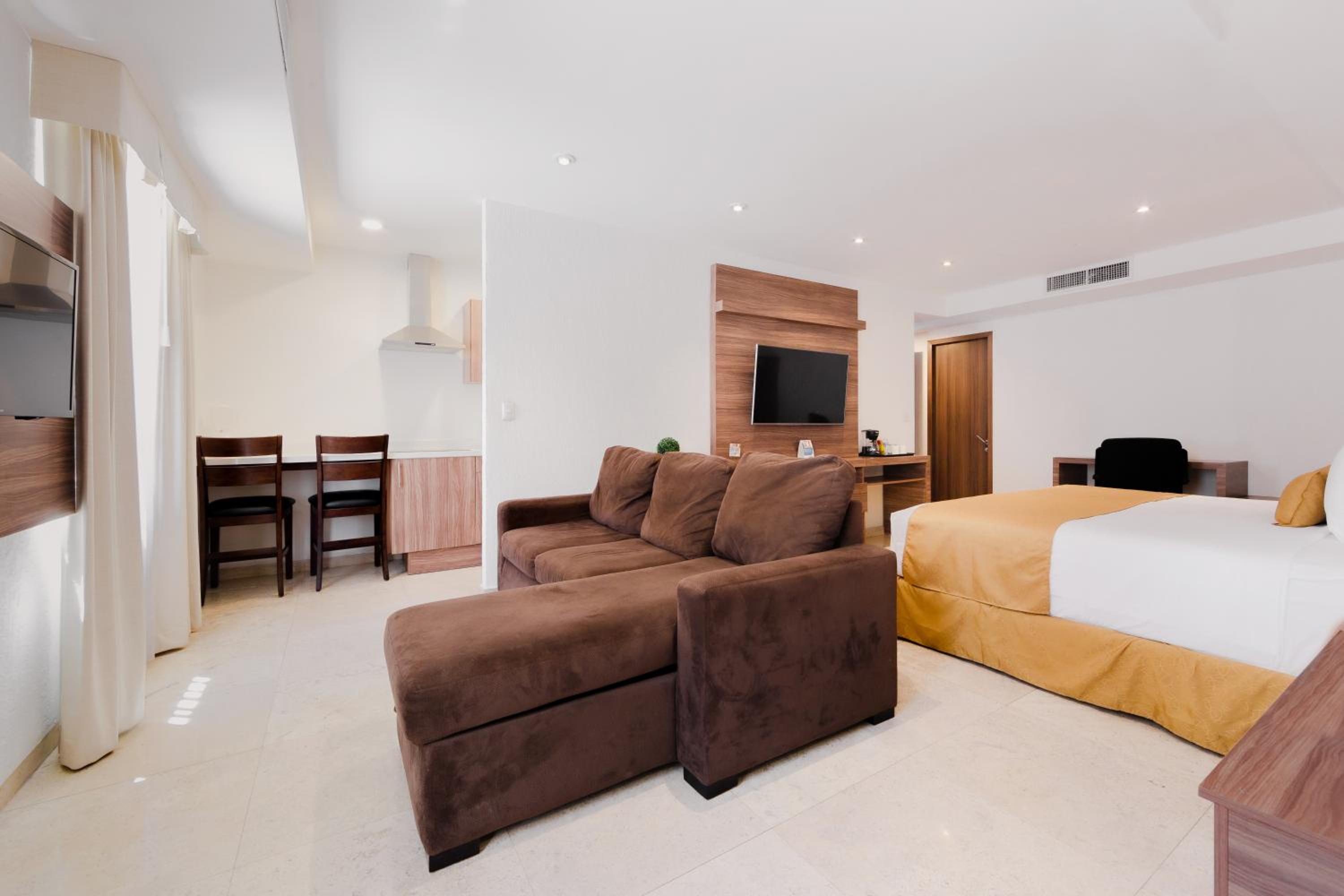 King Suite - Non-Smoking - Photo 7