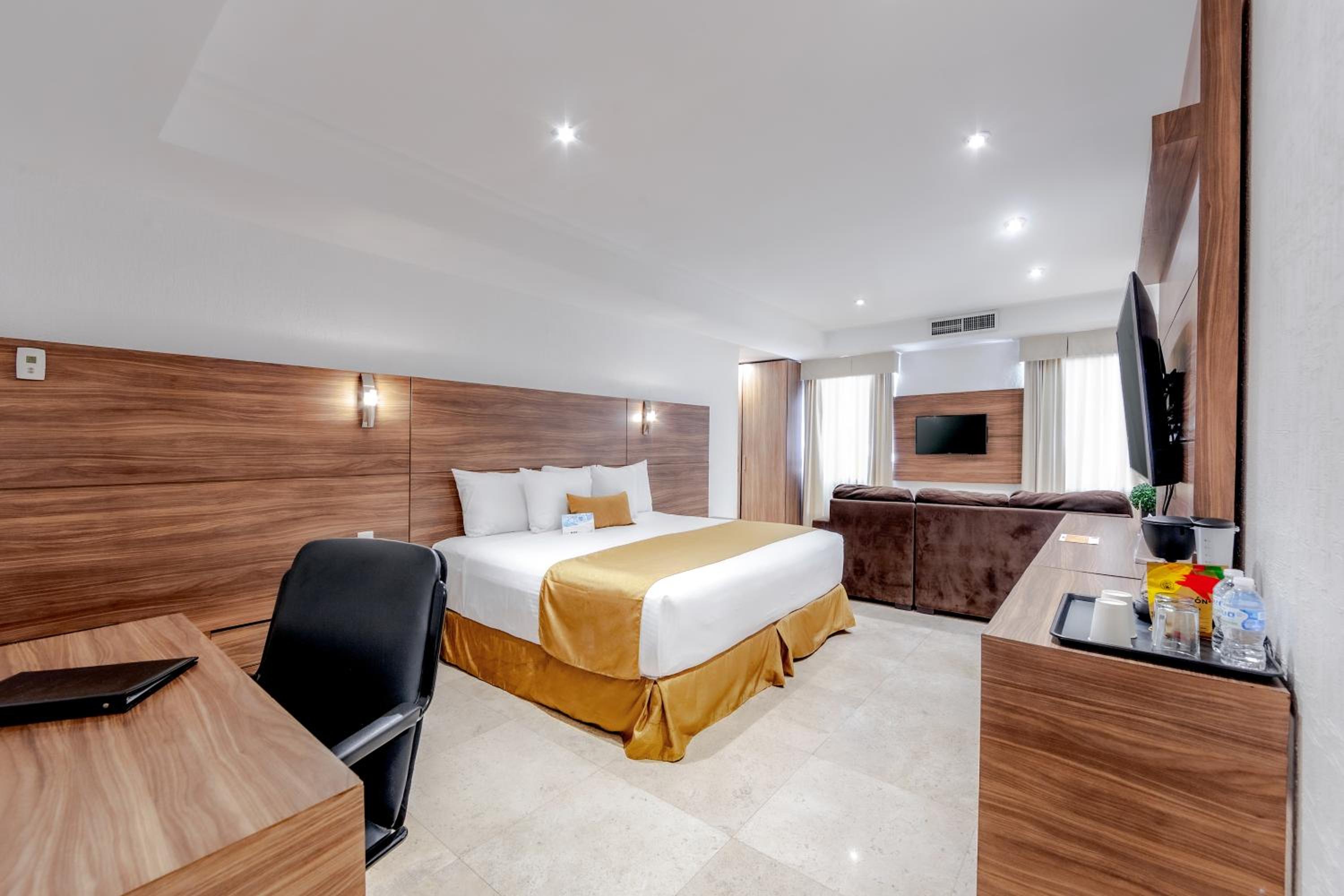 King Suite - Non-Smoking - Photo 4