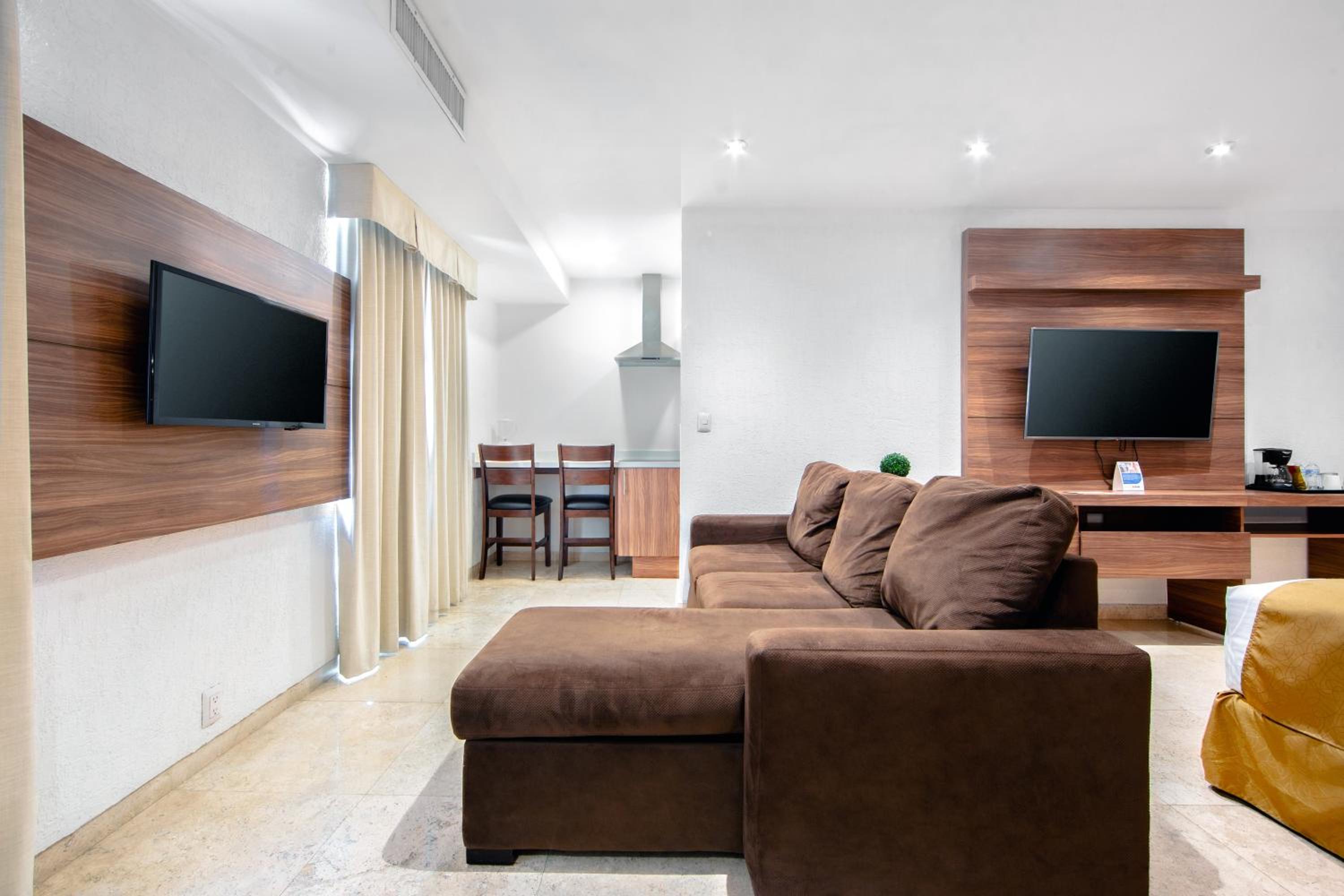 King Suite - Non-Smoking - Photo 3