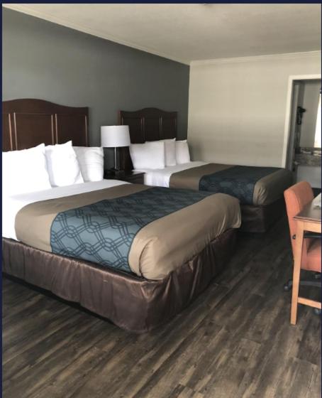Queen Room with Two Queen Beds - Non-Smoking - Photo 2