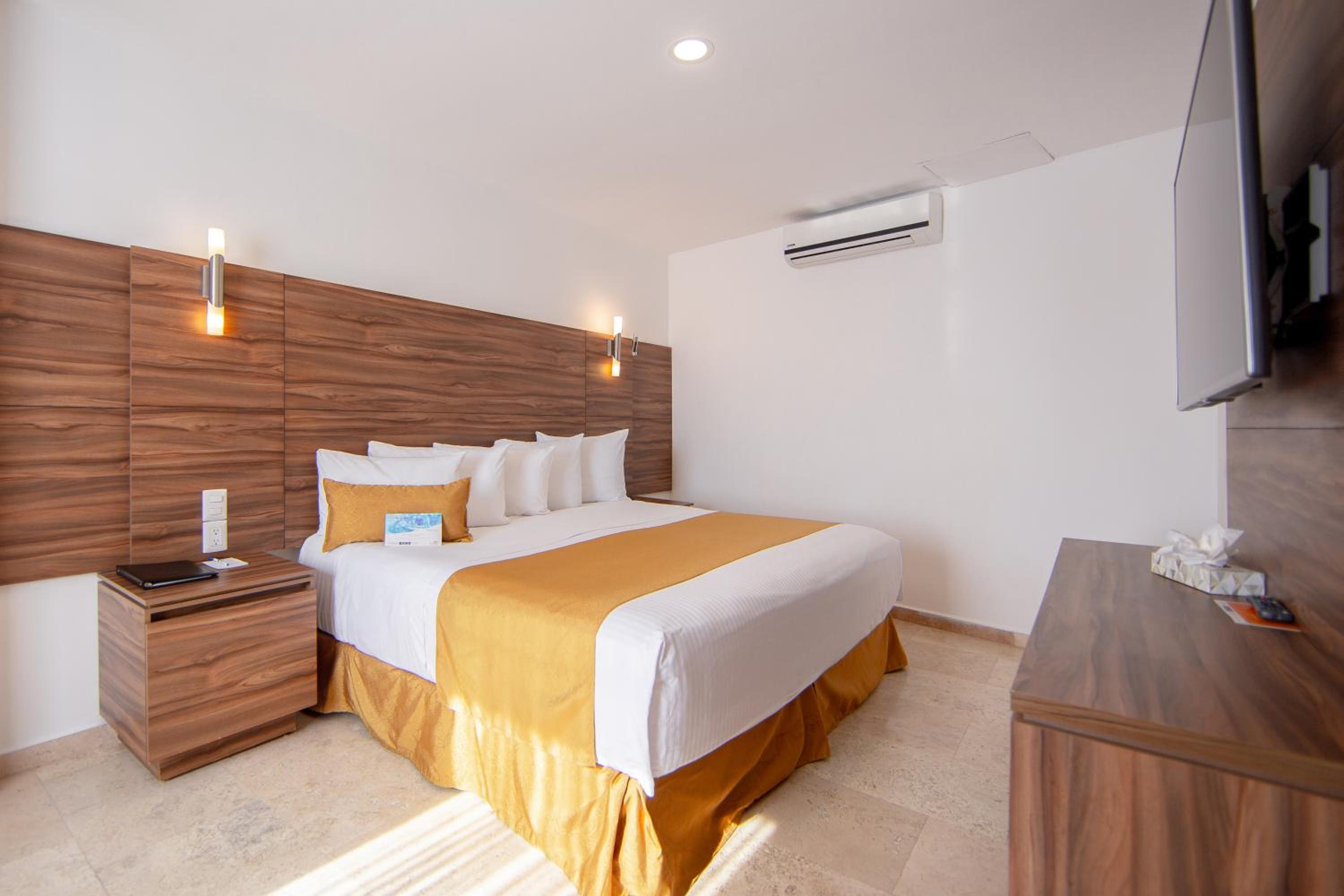 Suite with One King and One Double Beds - Non-Smoking - Photo 4