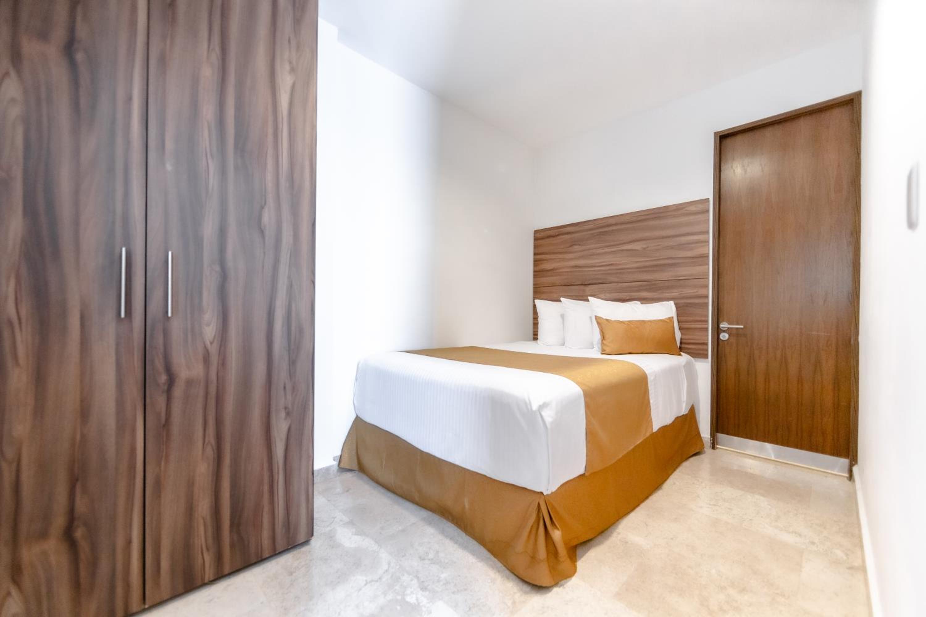 Suite with One King and One Double Beds - Non-Smoking - Photo 6