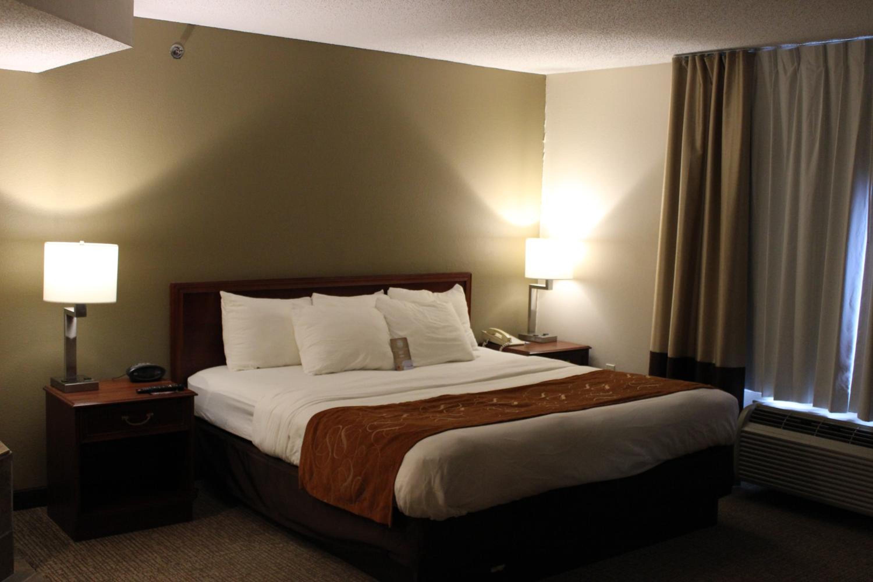 King Suite - Non-Smoking - Photo 4