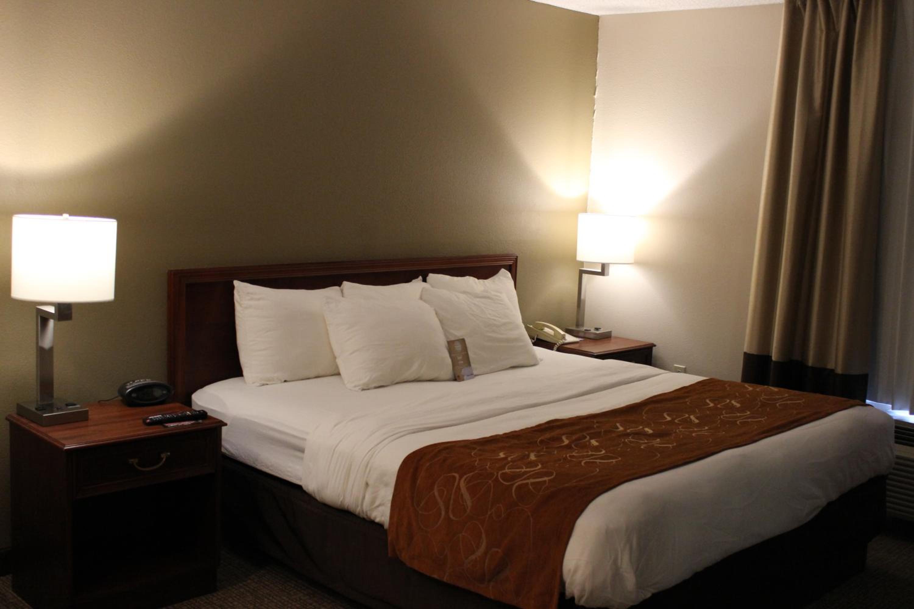 King Suite - Non-Smoking - Photo 2
