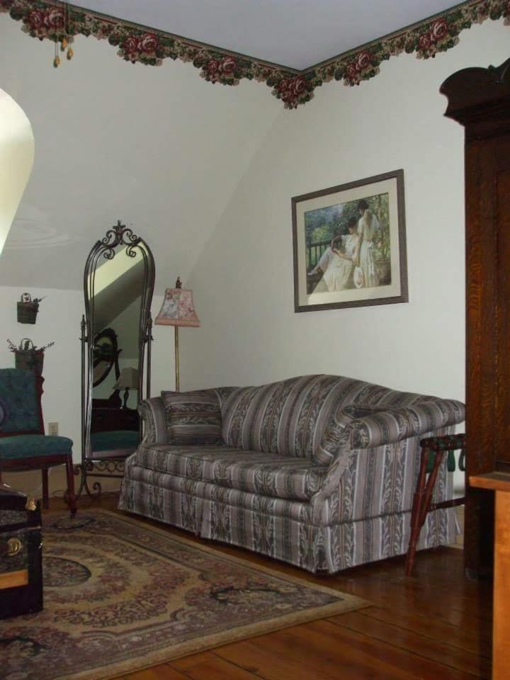 Queen Room with Sofa Bed photo 2