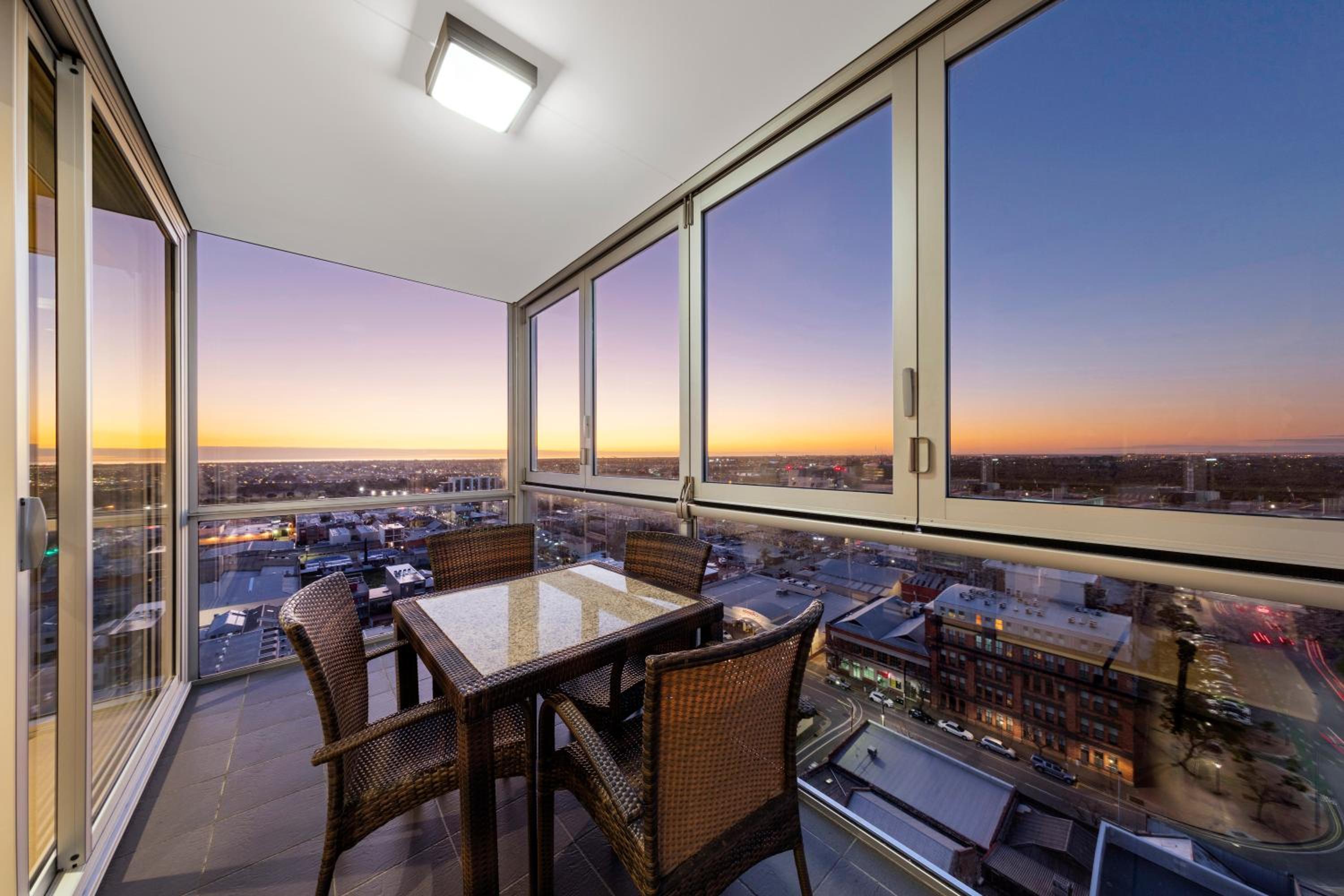 Two-Bedroom Apartment with Sky View - Photo 3