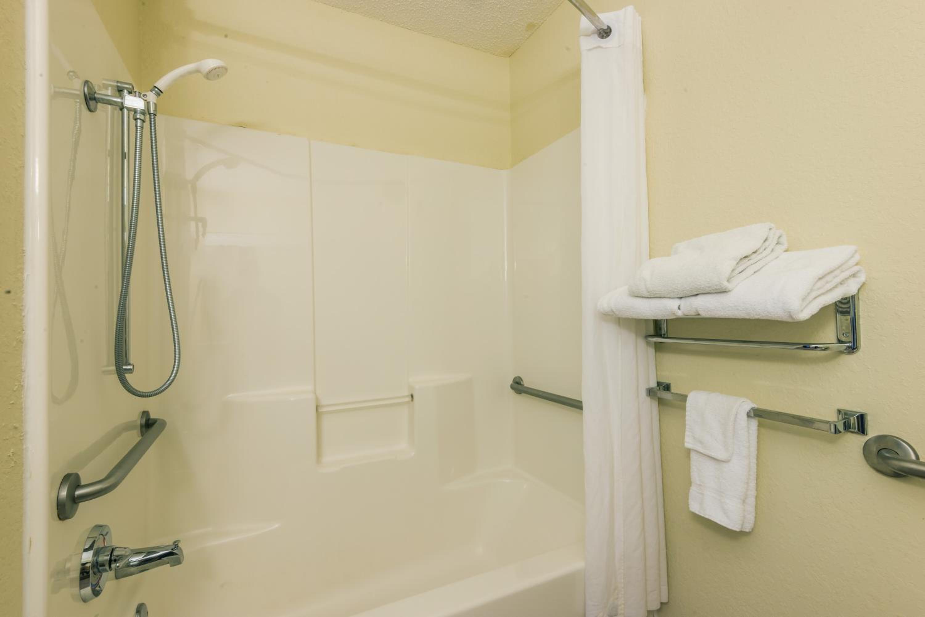 Deluxe Queen Room with Two Queen Beds - Disability Access - Non-Smoking - Photo 12
