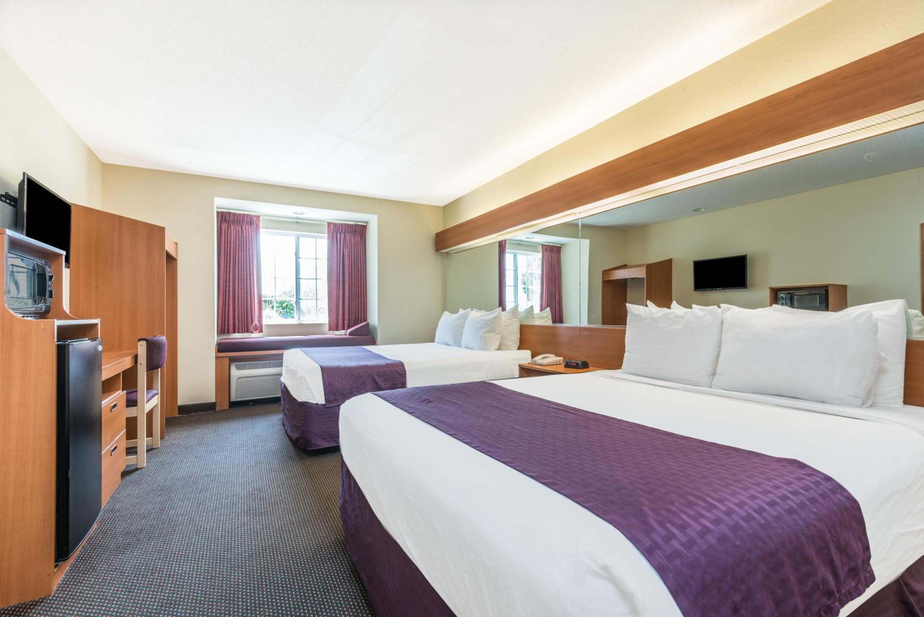 Queen Room with Two Queen Beds - Non-Smoking - Photo 9
