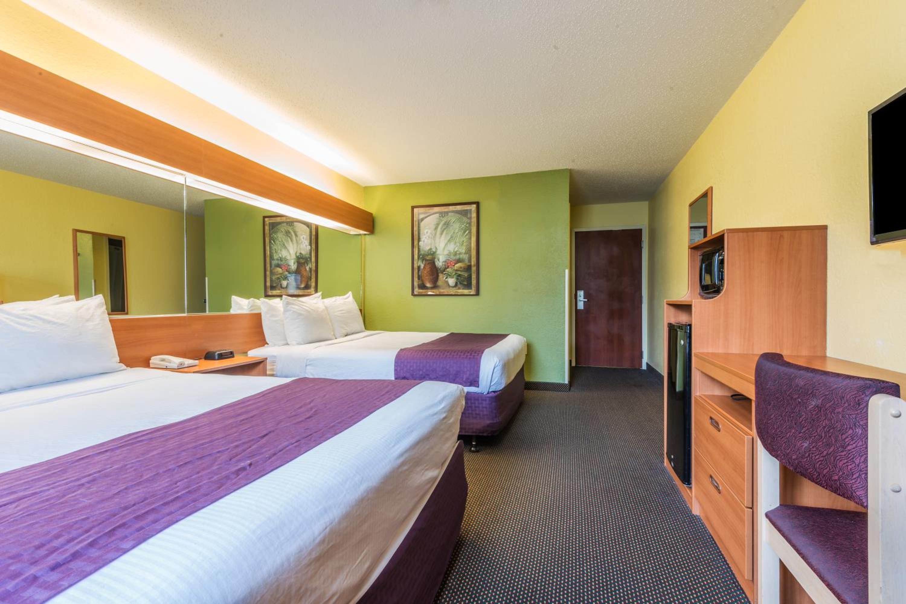 Queen Room with Two Queen Beds - Non-Smoking - Photo 1