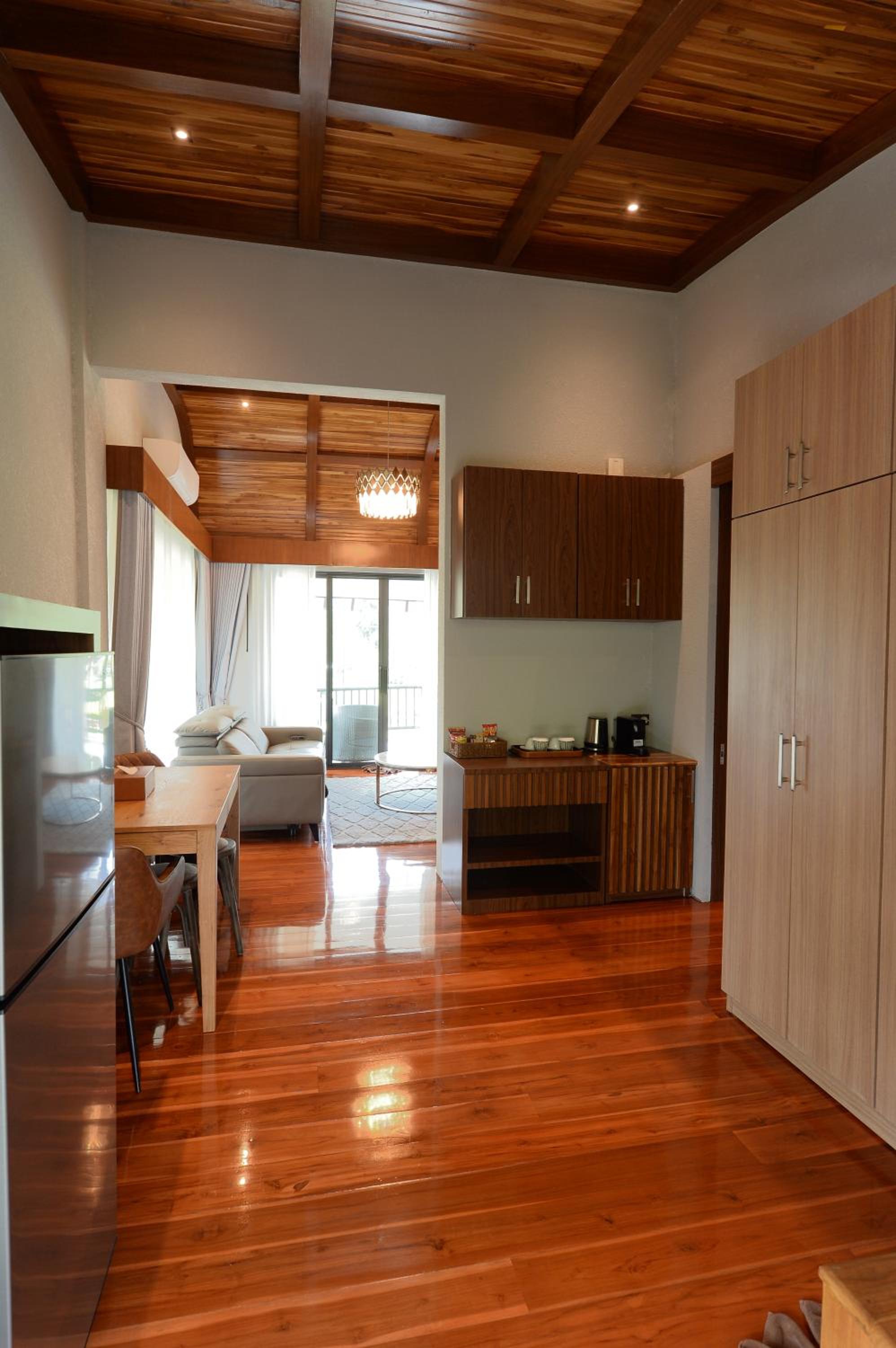 Pavilion Full House Suite - Photo 9