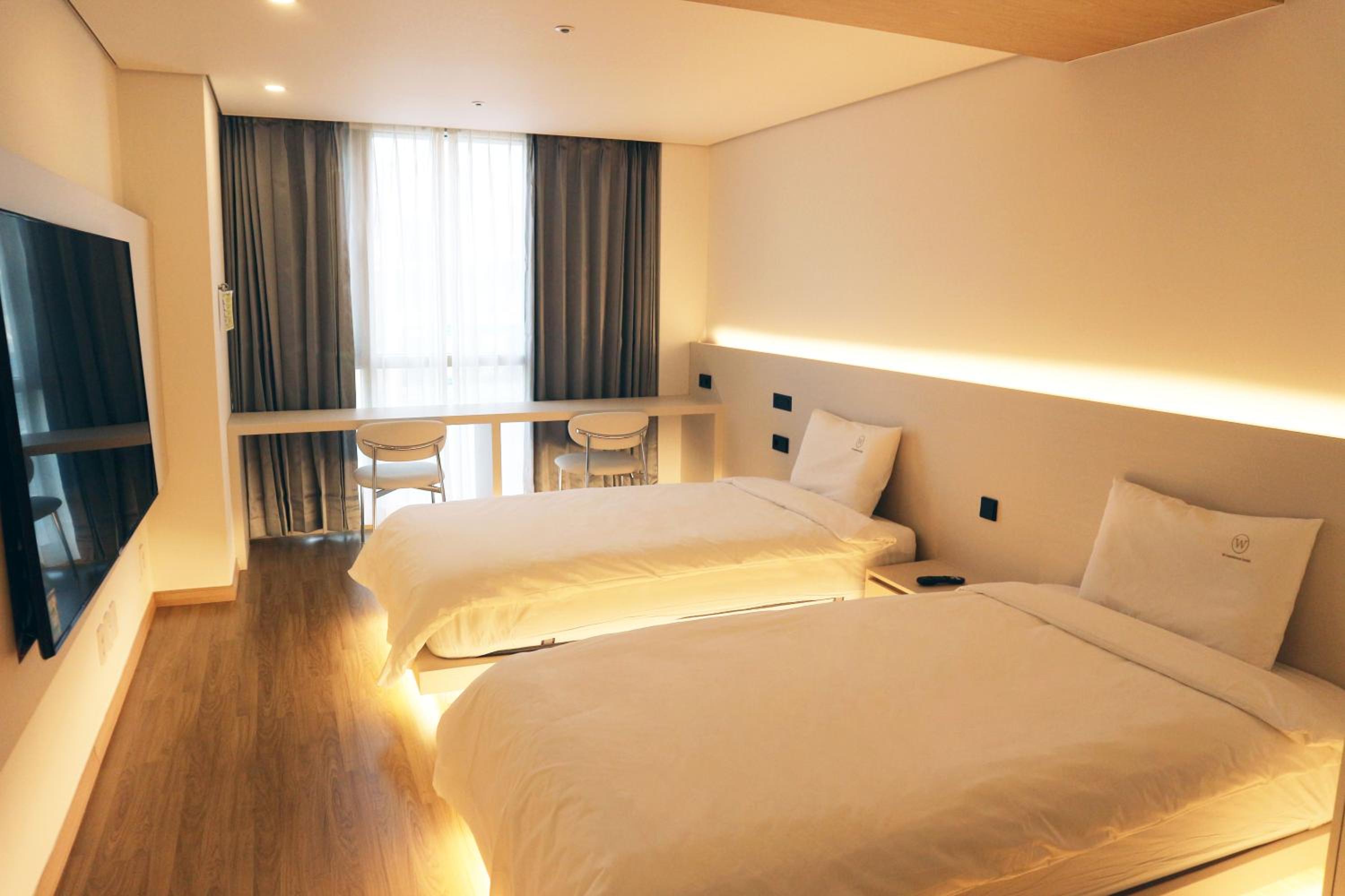 Twin Room - Photo 2
