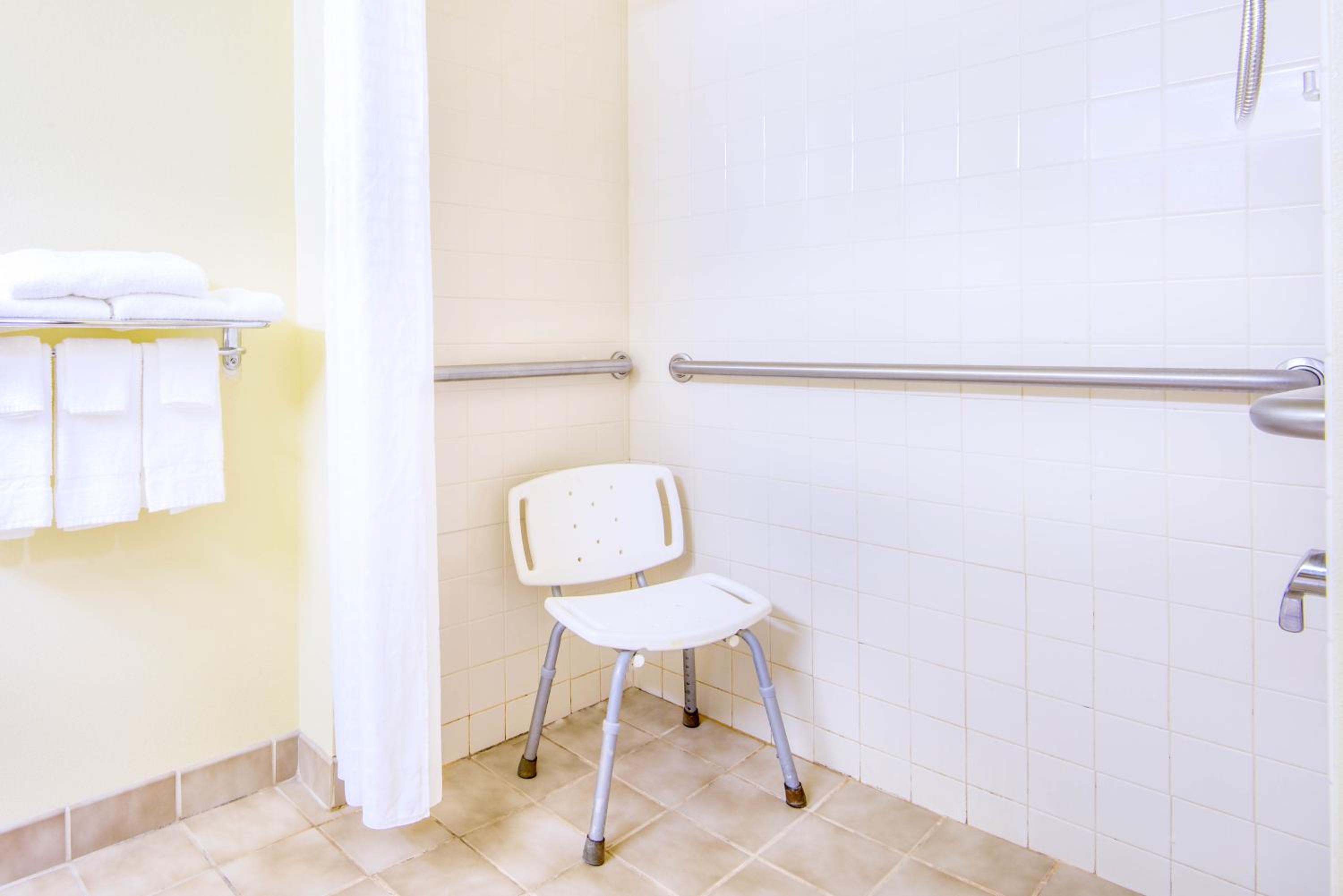 Queen Room - Mobility Access/Non-Smoking - Photo 3