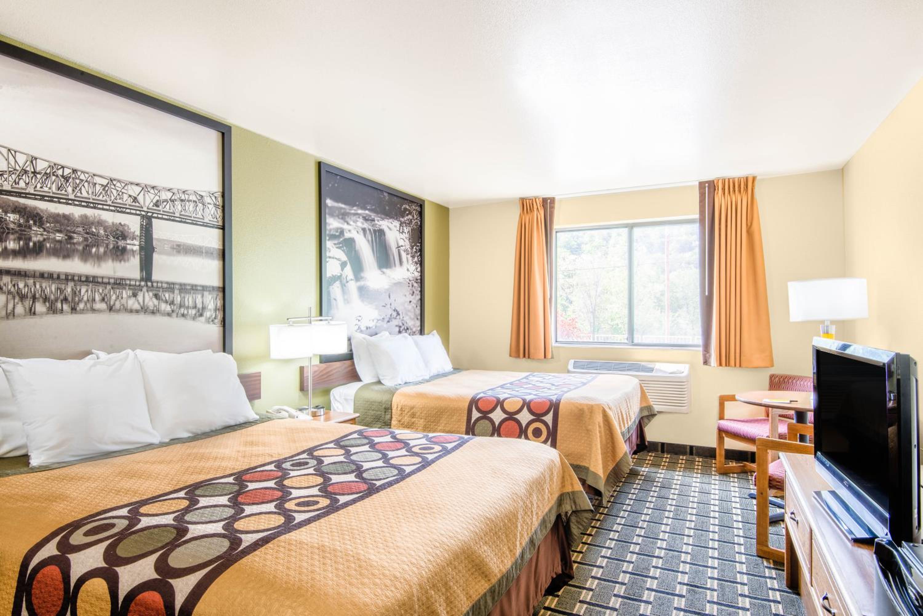 Queen Room with Two Queen Beds - Non-Smoking - Photo 1