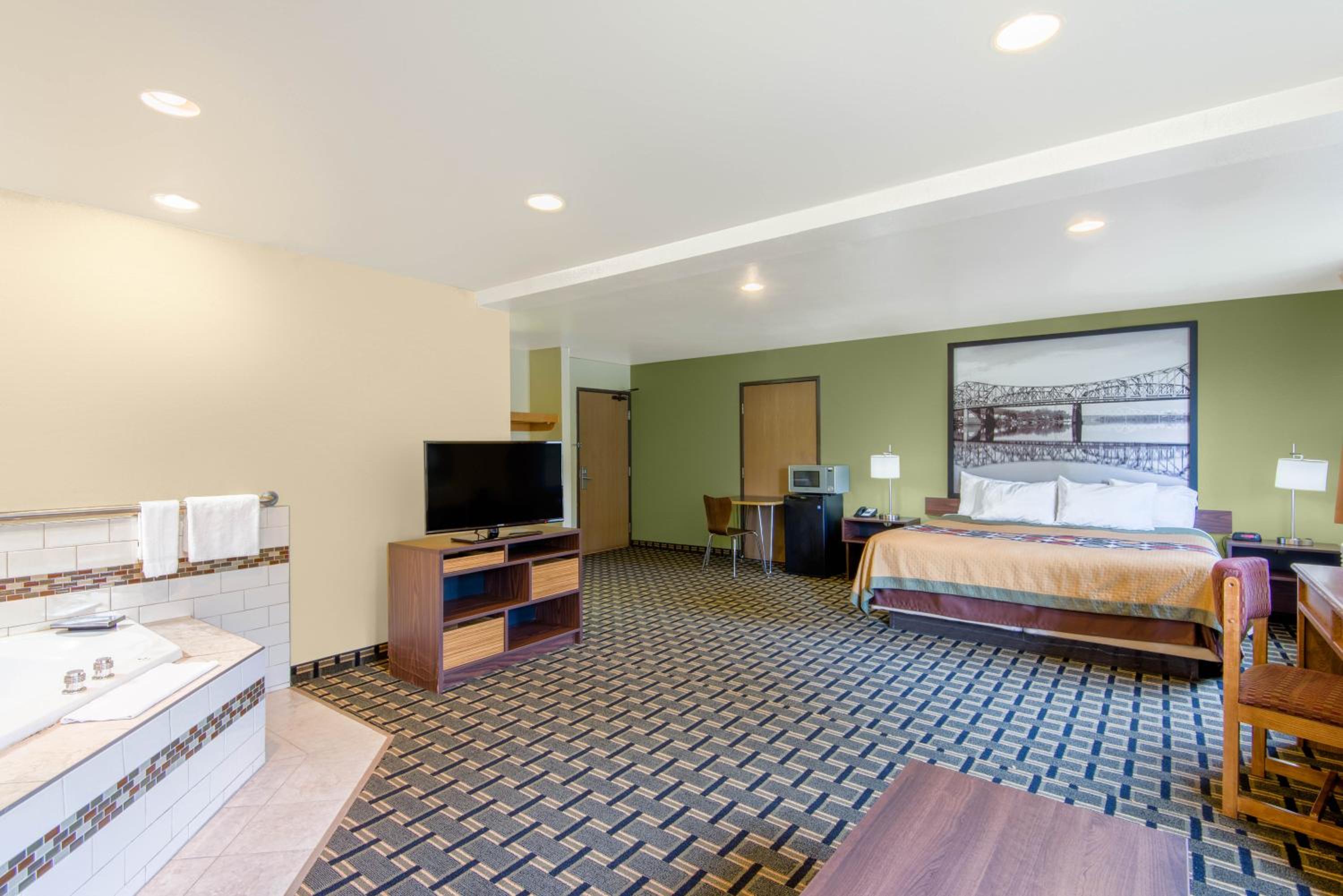 King Suite - Non-Smoking - Photo 2