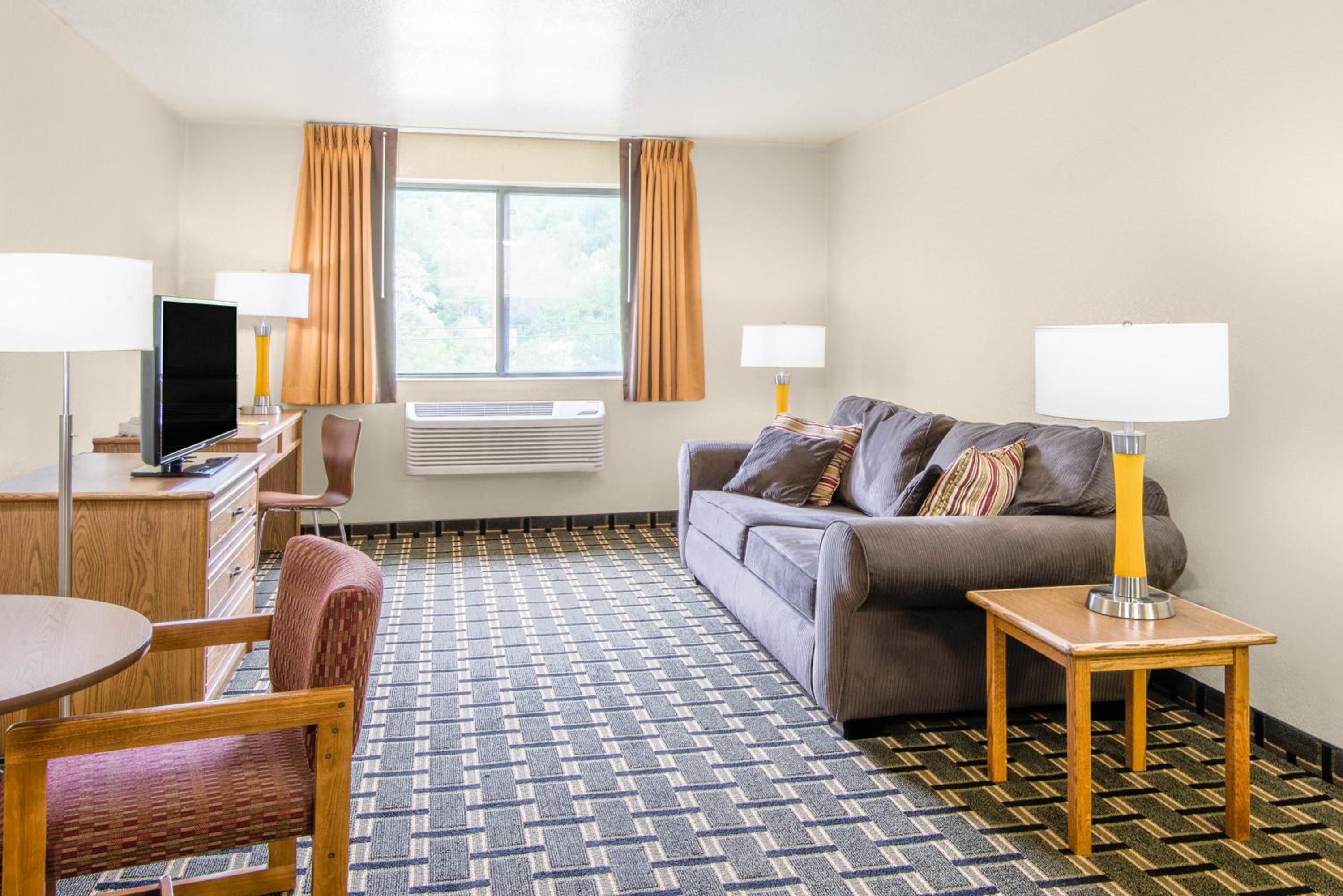 One Bedroom King Suite - Non-Smoking - Photo 3