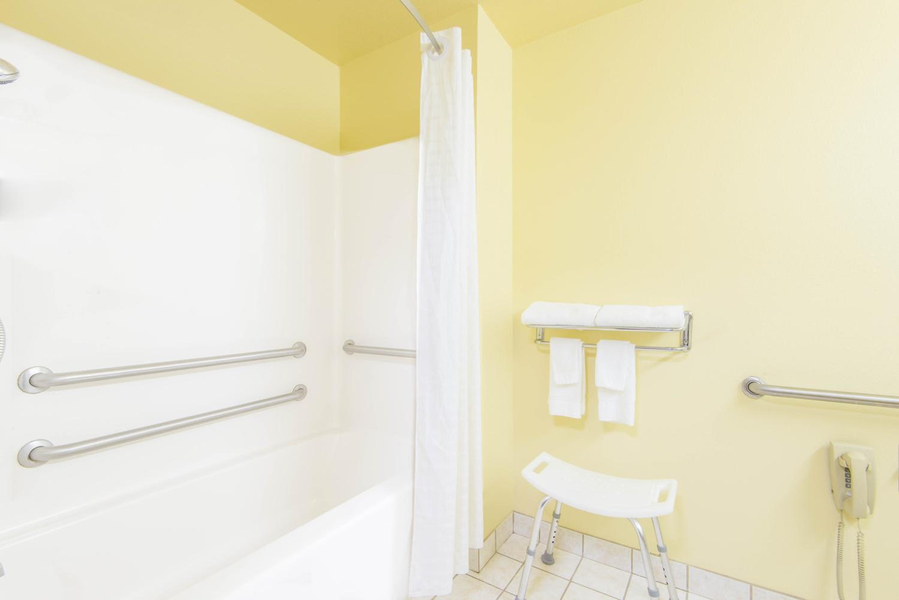 Queen Room - Mobility Access/Non-Smoking photo 3