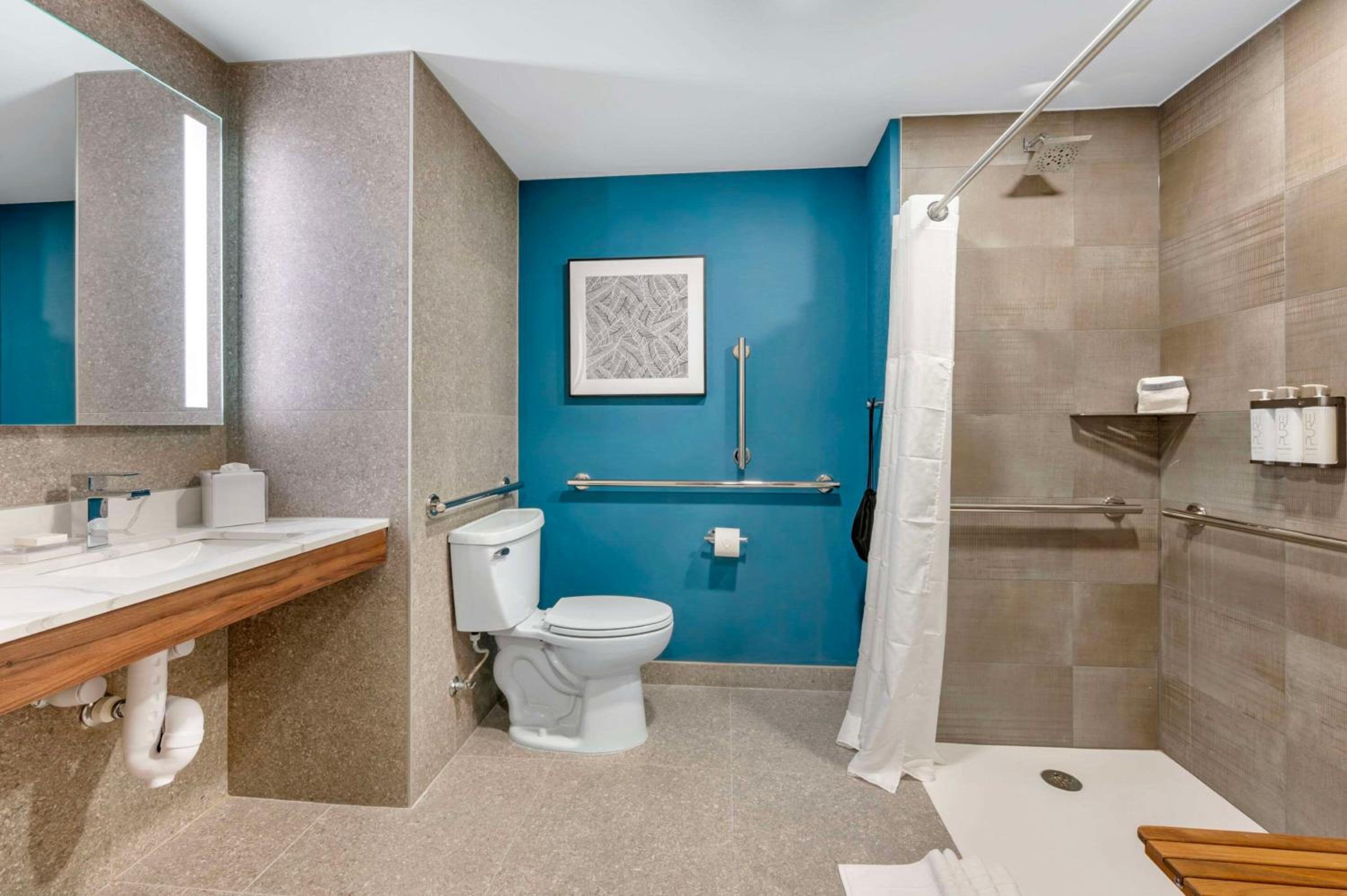 King Corner Room - Hearing Accessible - Photo 2