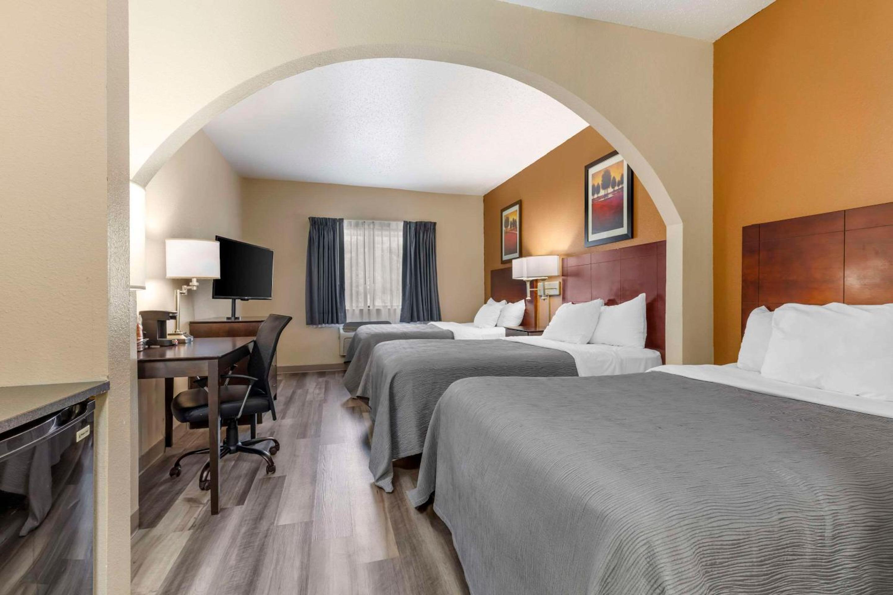Triple Room with Whirlpool - Non Smoking/Interior Hall - Photo 2