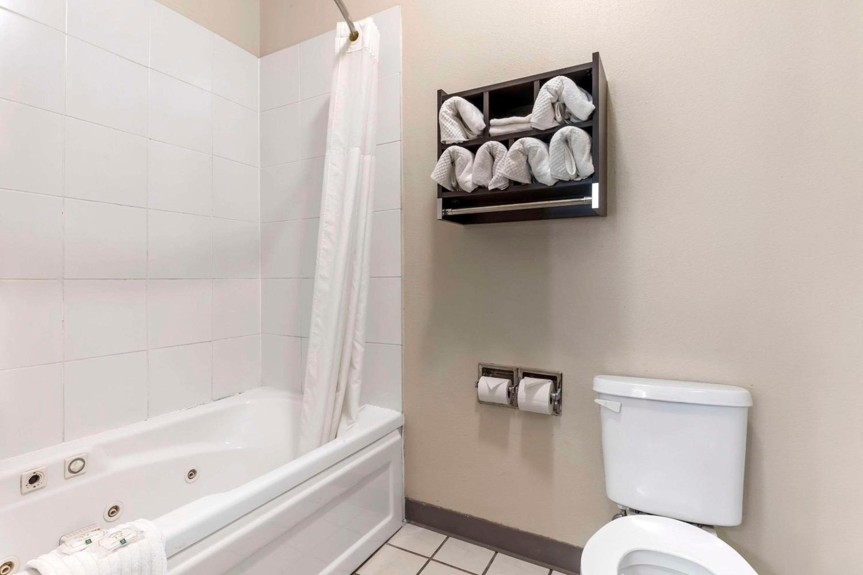 Triple Room with Whirlpool - Non Smoking/Interior Hall - Photo 3