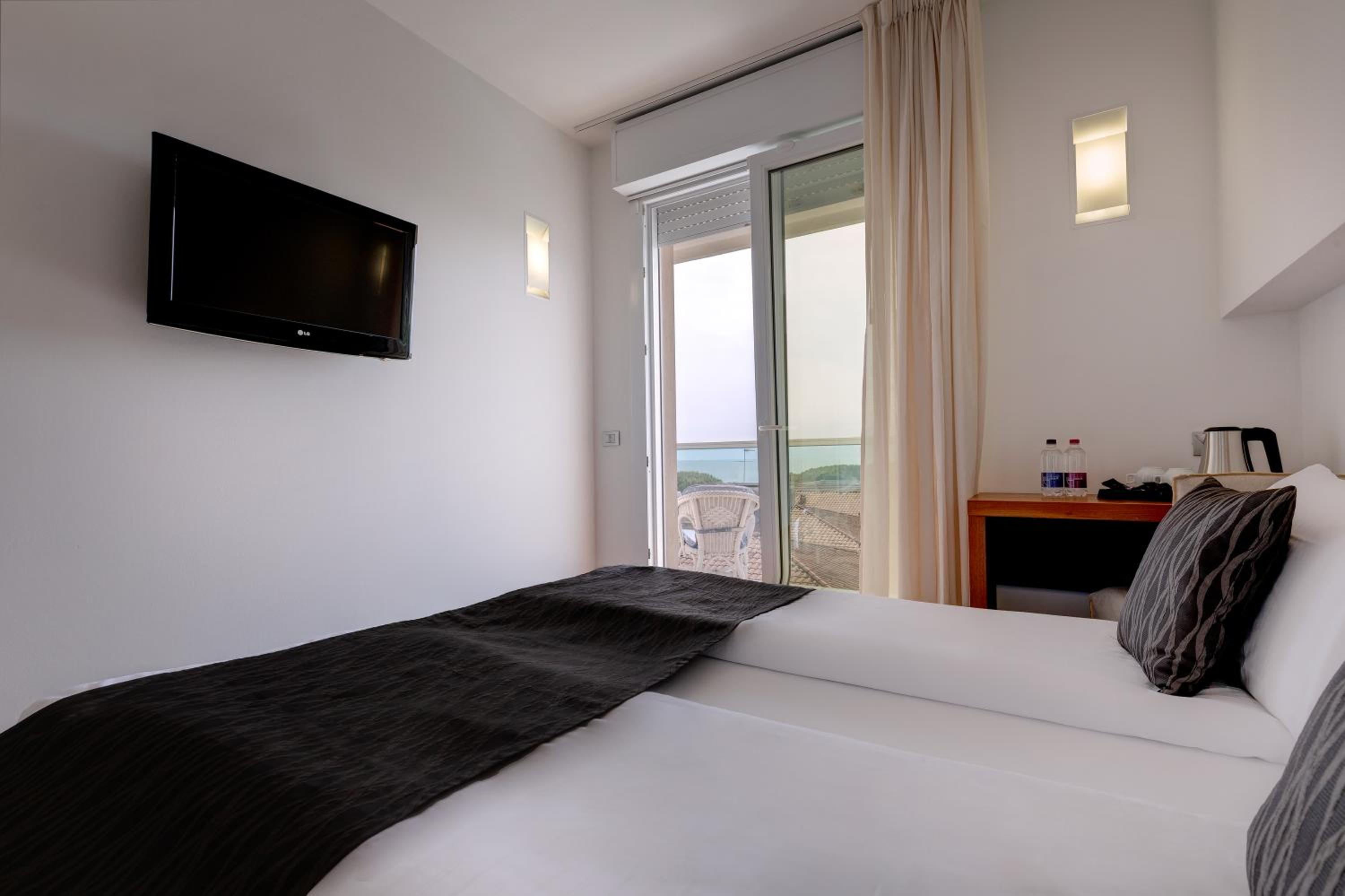 Double or Twin Room with Partial Sea View