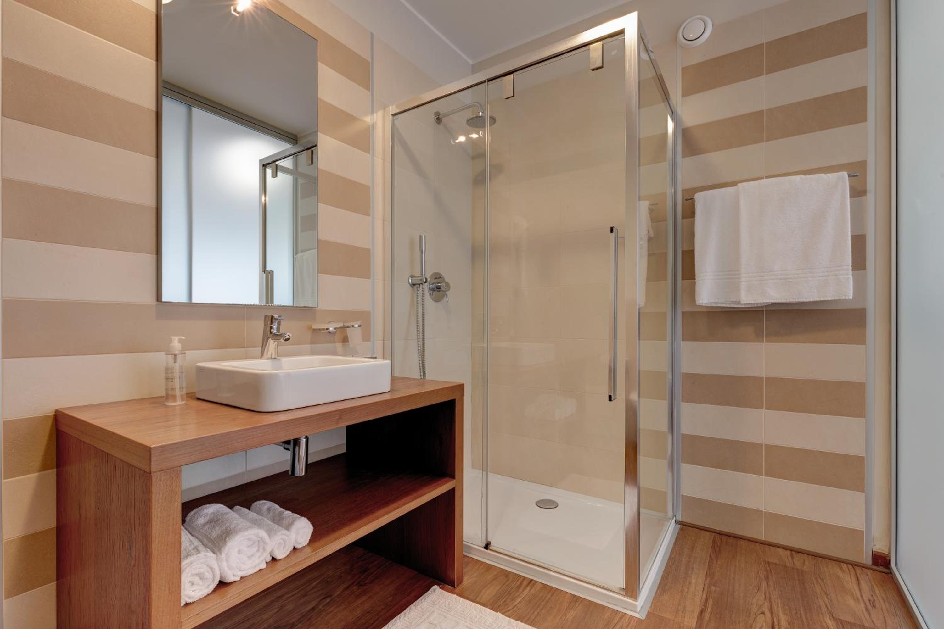 Double or Twin Room with Partial Sea View photo 3