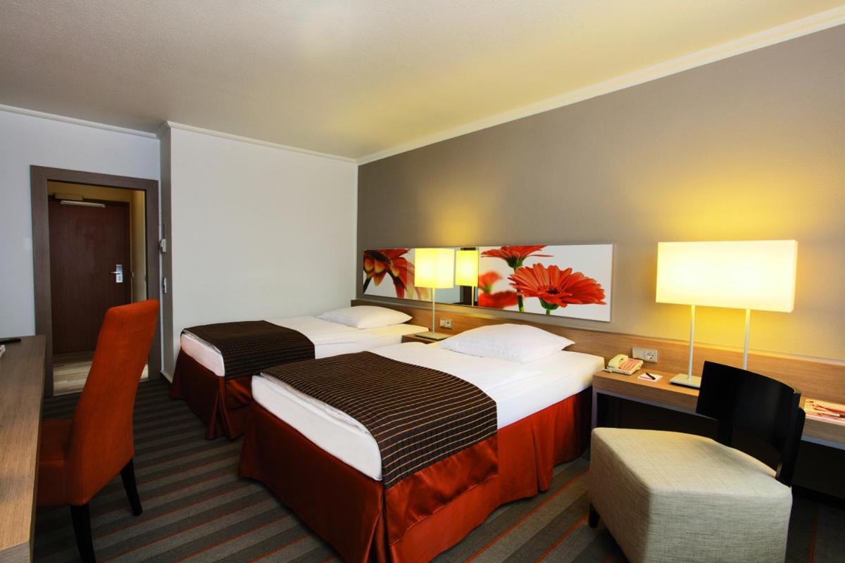 Twin Room with Balcony - Photo 2