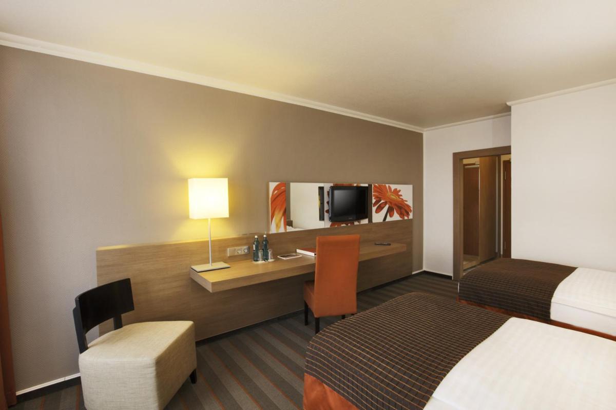 Twin Room with Balcony - Photo 3