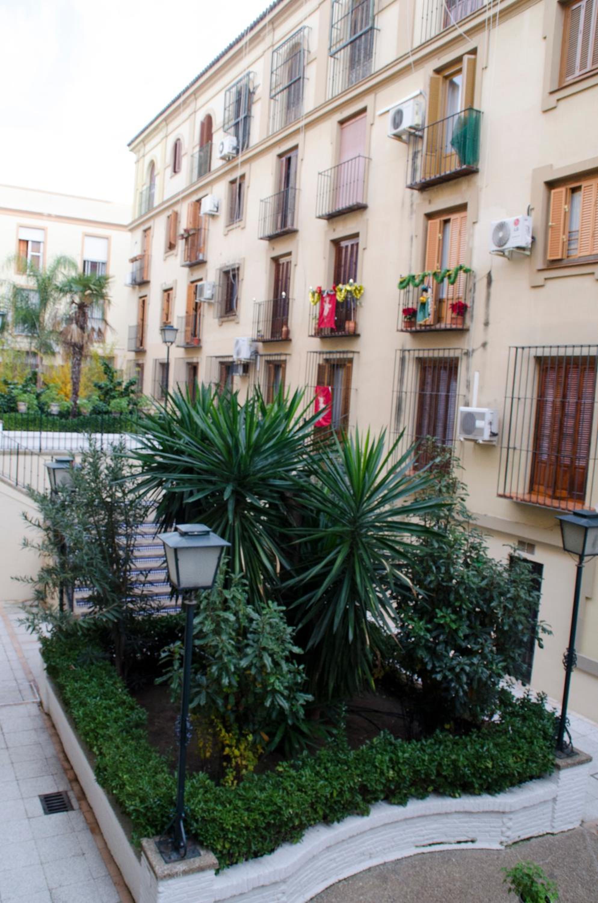 Apartment - Split Level - Photo 2