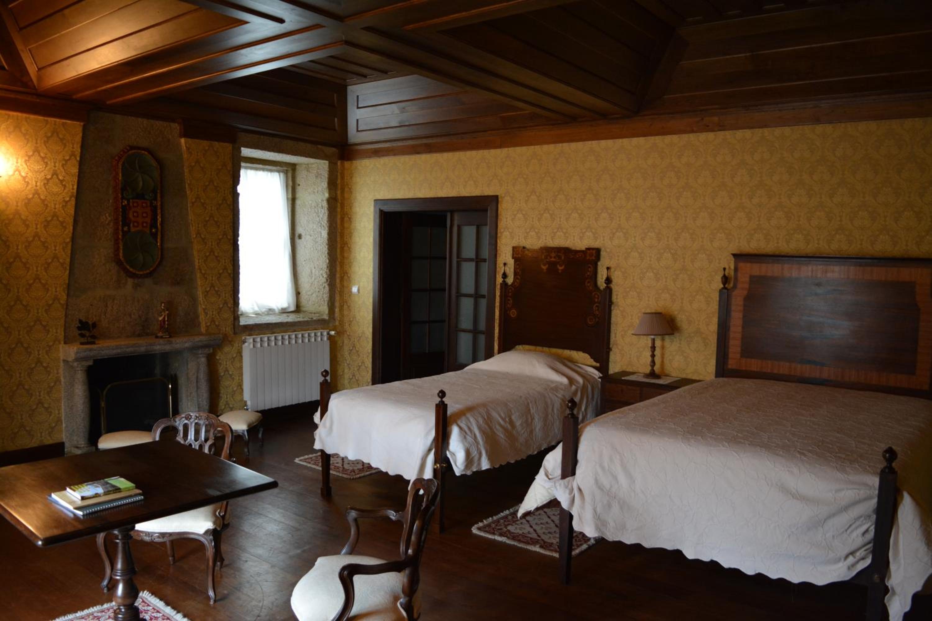 Deluxe Double Room (2 Adults + 1 Child) photo 3