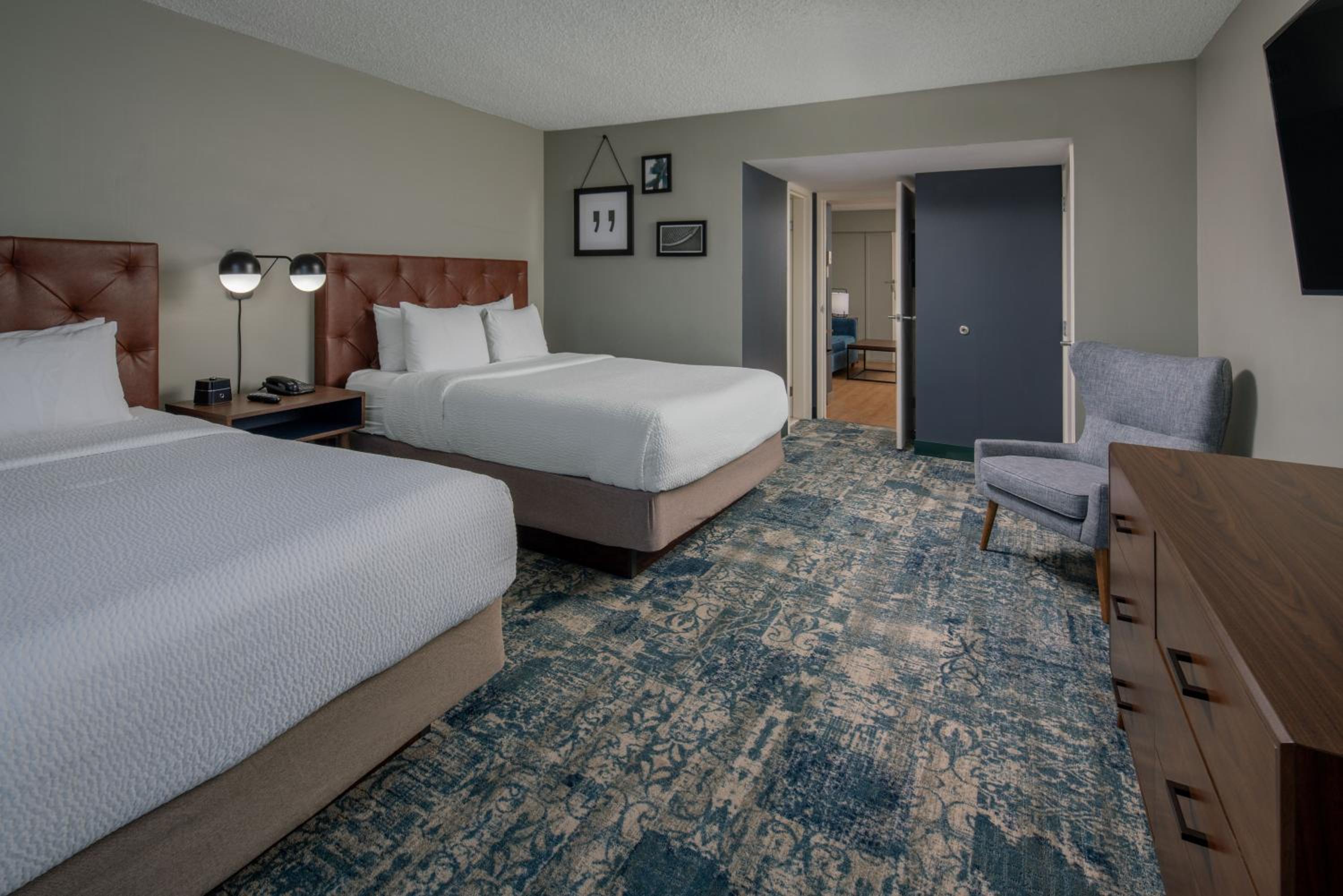 Spacious, 1 Bedroom Suite, 2 Queen, Sofa bed (Mobility Accessible w/ Roll-in Shower)